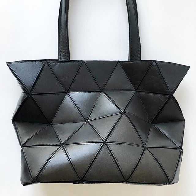 Bag no 31 
Made of 2nd hand naturally patinated leather ♻️💚
#cirkul&aelig;r&oslash;konomi #upcycling #l&aelig;dertaske #taske #leatherbag #danskdesign #danishdesign #madeindenmark #jojoh