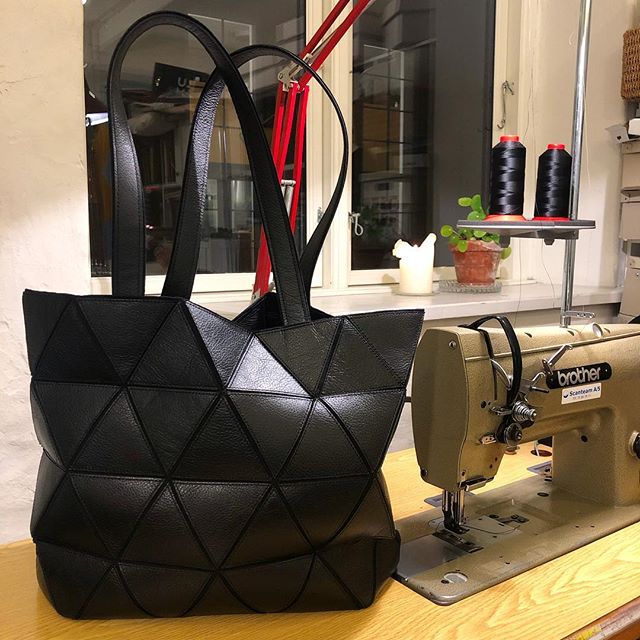 Bag no 33 ready for delivery 🖤🌲
#cirkul&aelig;r&oslash;konomi #upcycling #l&aelig;dertaske #taske #leatherbag #danskdesign #danishdesign #madeindenmark #jojoh