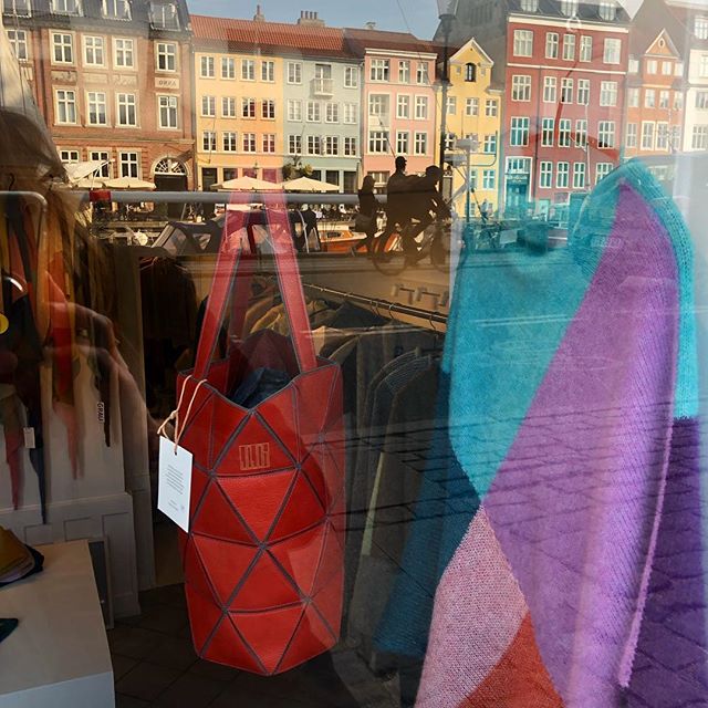 Afternoon in Nyhavn visiting the beautiful store GRAU by @marialouisegrau 🌞
#nyhavn #grau #strik #jojoh #l&aelig;dertaske #leatherbag #taske #upcycling #madeindenmark #danskdesign #danishdesign