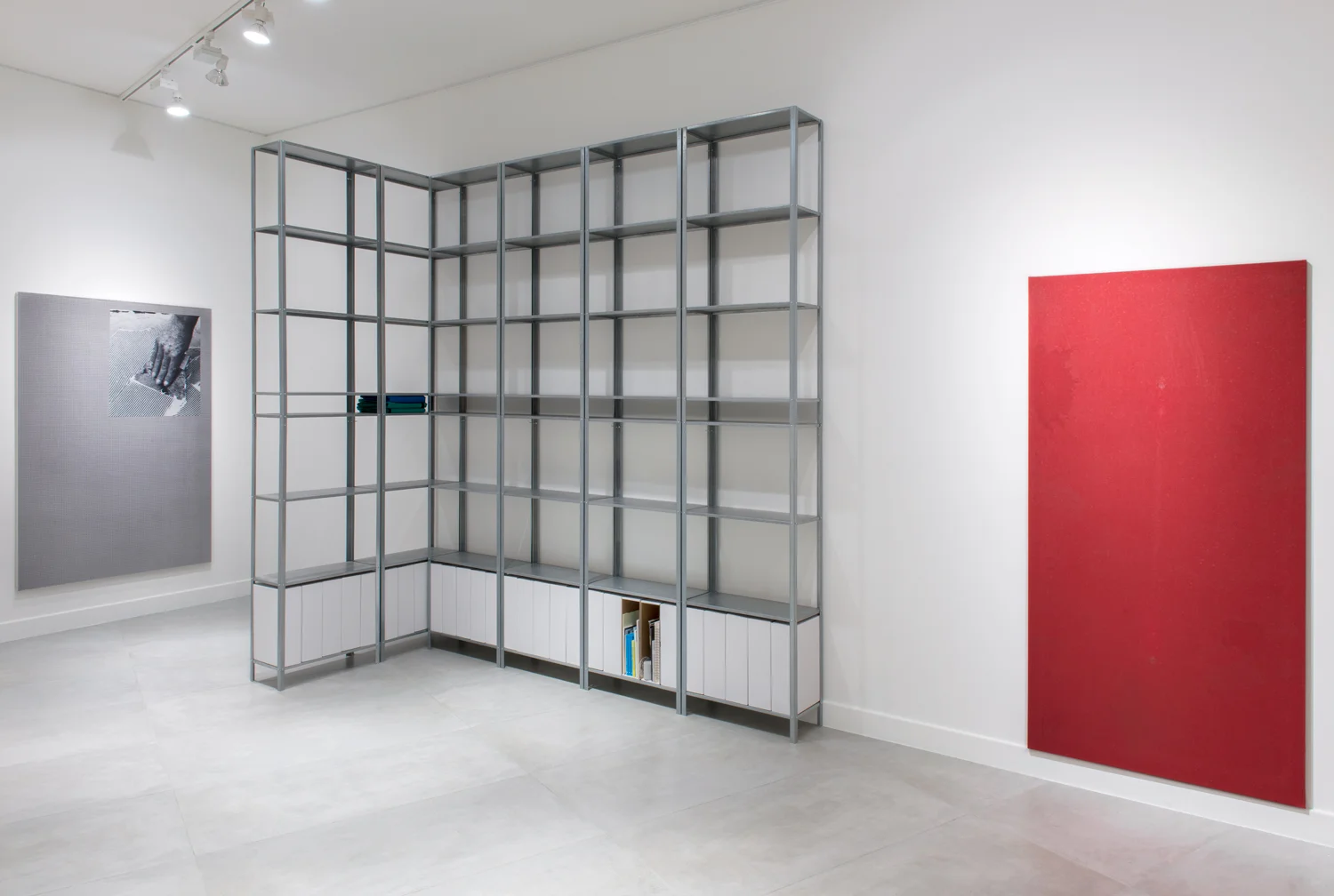 Exhibition view ‘Fools From The Same Kingdom’ (2nd room), duo show Manor Grunewald and Simon Laureyns, Barbé Urbain gallery. © Alexander Saenen