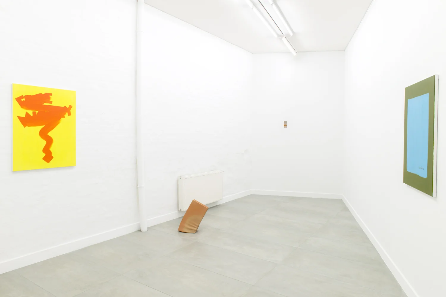 Exhibition view (2nd room), duo show Just Quist and Roeland Tweelinckx. Photo by Alexander Saenen. Barbé Urbain gallery, Gent, BE