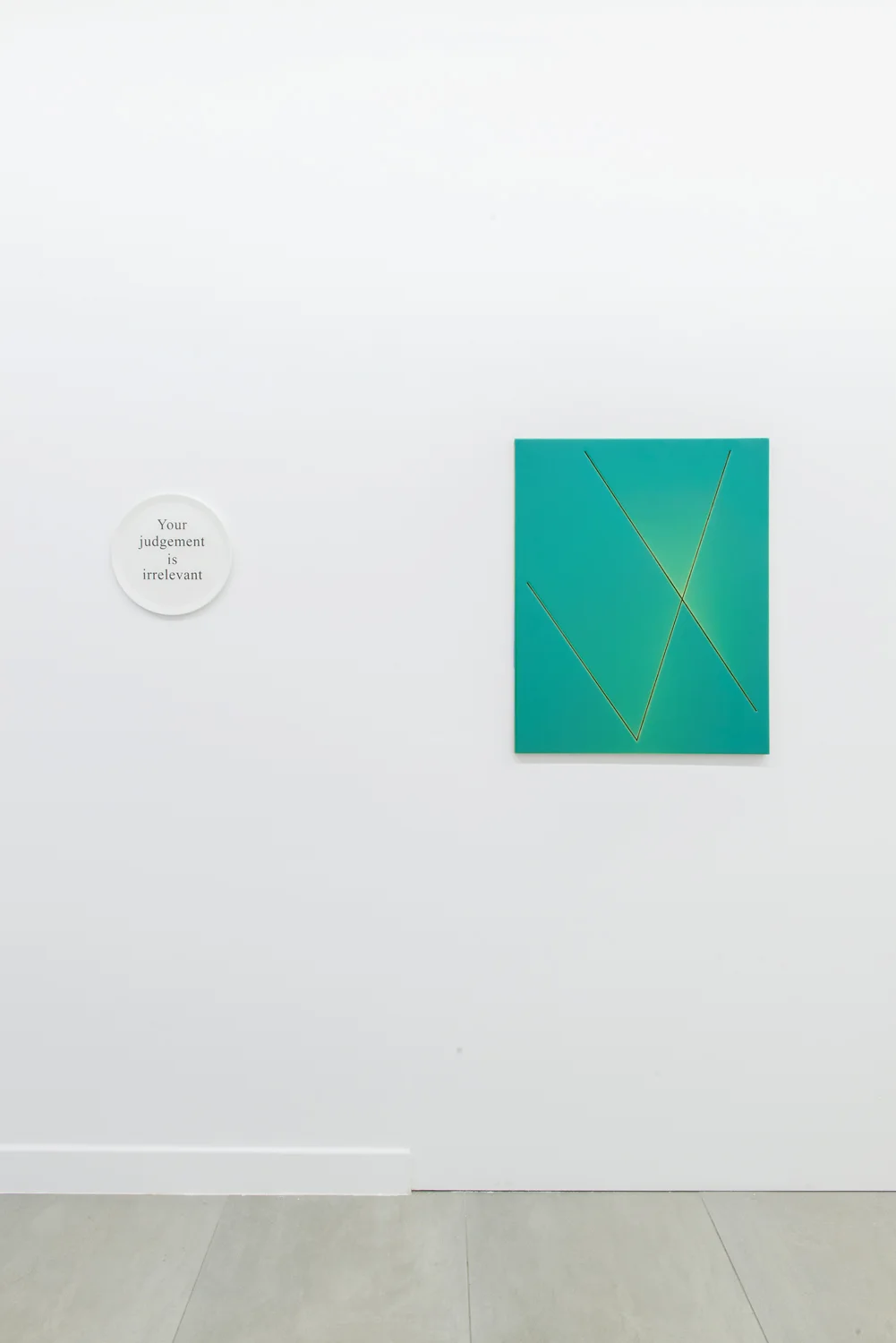 Installation view of Roeland Tweelinckx, Your judgement (2019) D-print on ceramic edition of 2, ø 29 cm and Just Quist Untitled (transpire series) (2015) acrylics, epoxy, medium-density fiberboard, 77 x 61 cm.