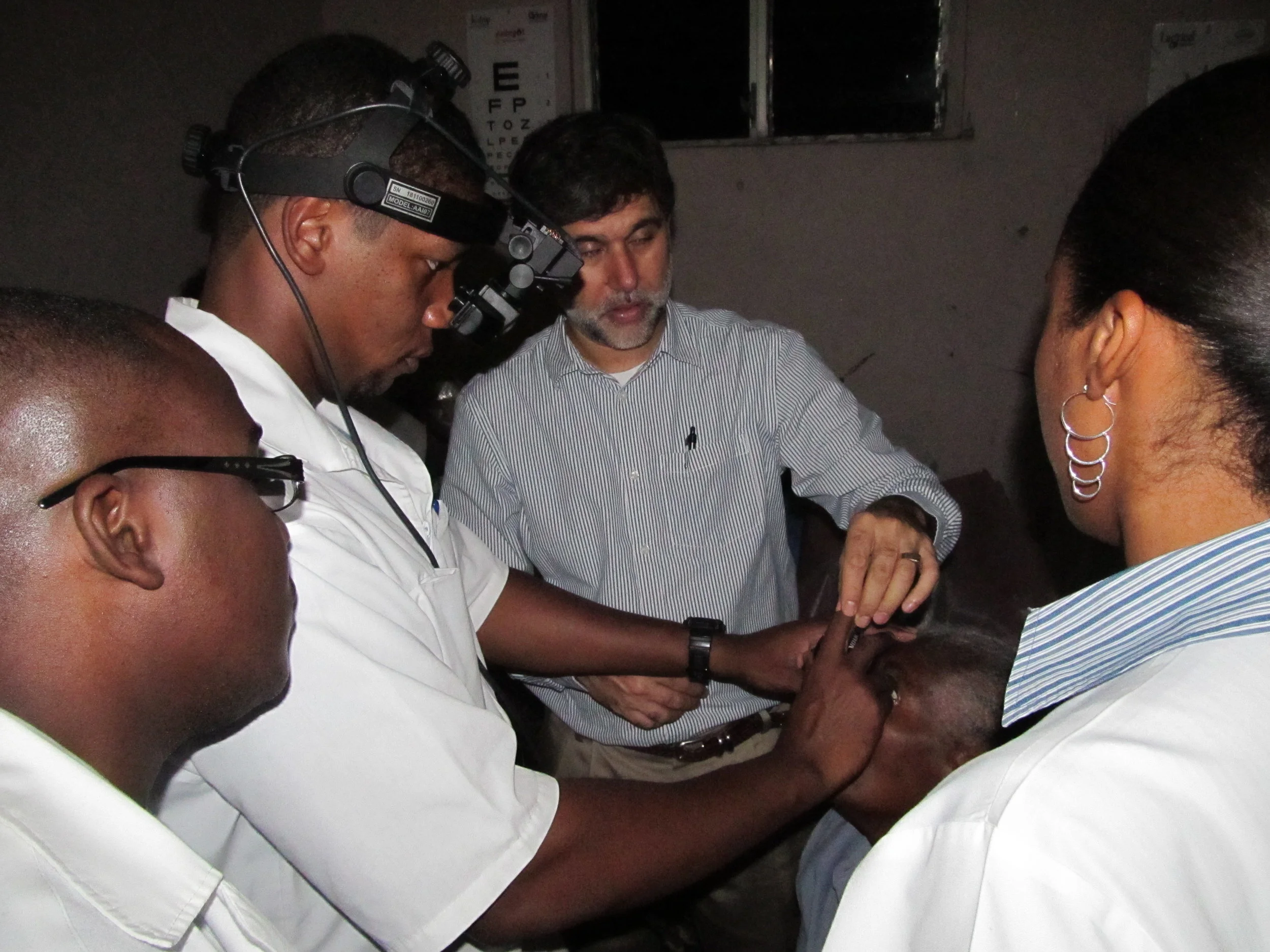 Umar Mian, MD from Albert Einstein/Montefiore Hospital in New York City teaching indirect ophthalmoscopy