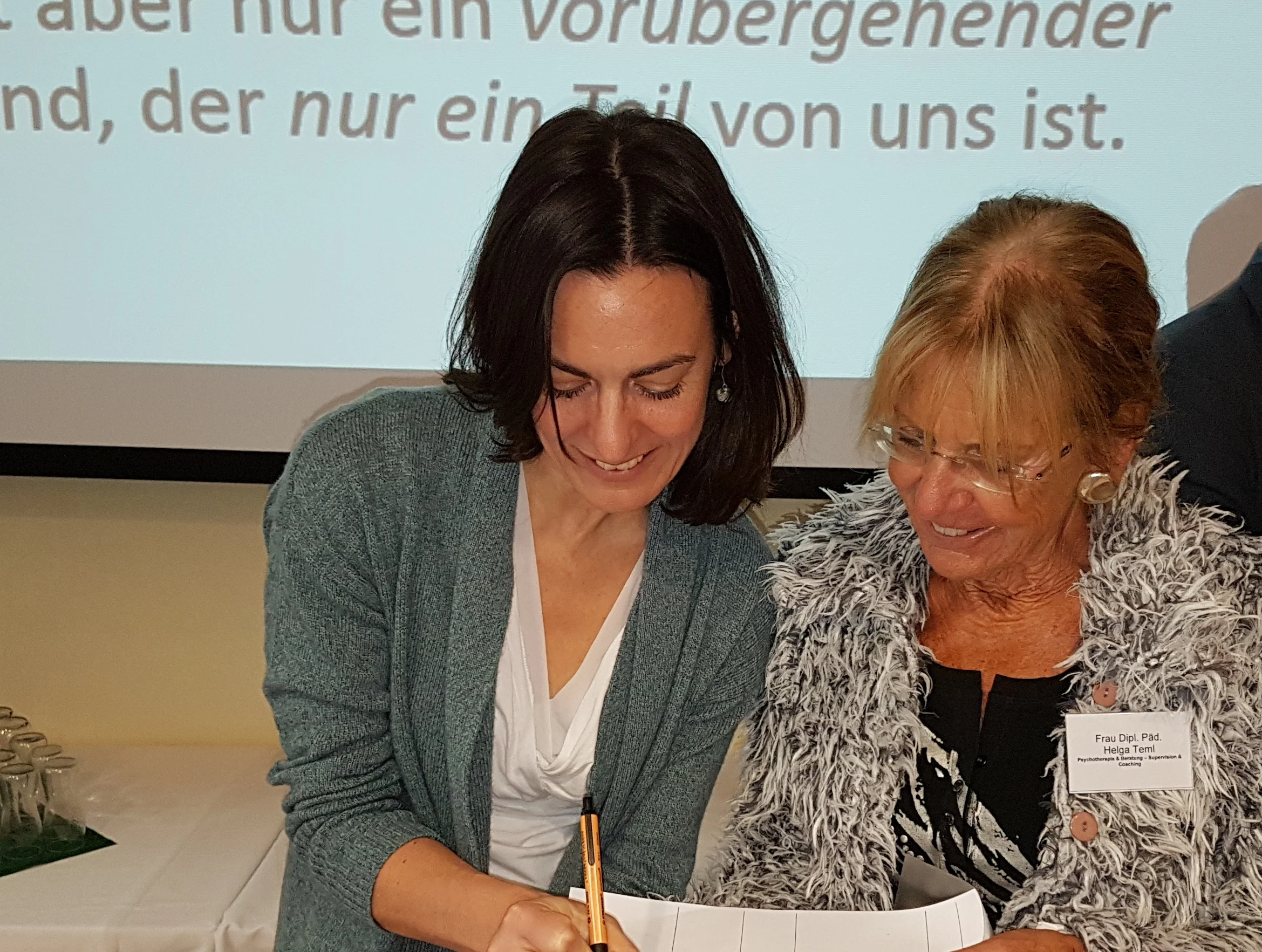 Christine Brähler unterschreibt das Studienbuch von Helga