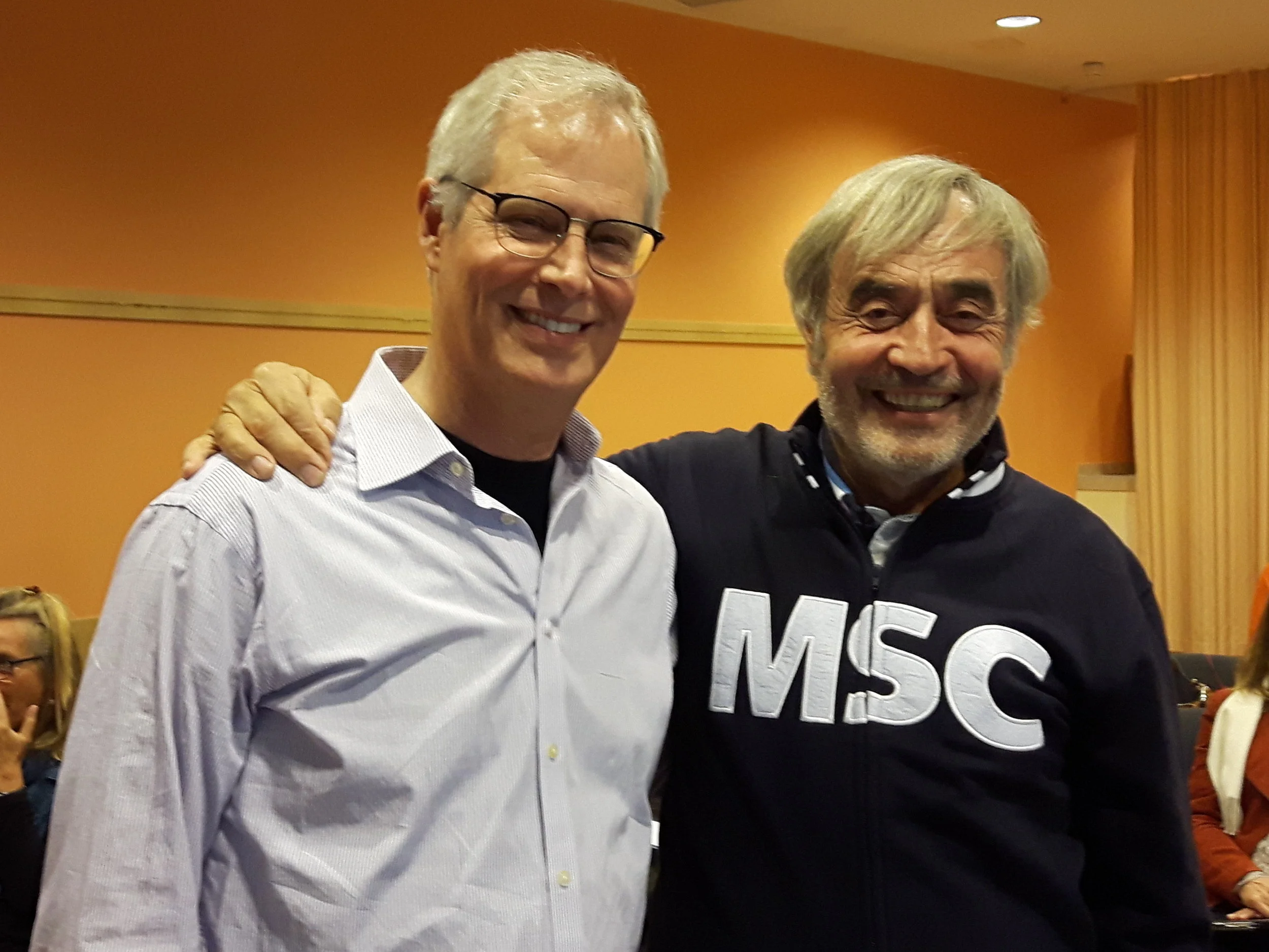 Chris Germer und Hubert Teml beim Seminar im Oktober 2017. Man beachte die MSC -Jacke von Hubert, passende zum Konzept von M indful S elf C ompassion