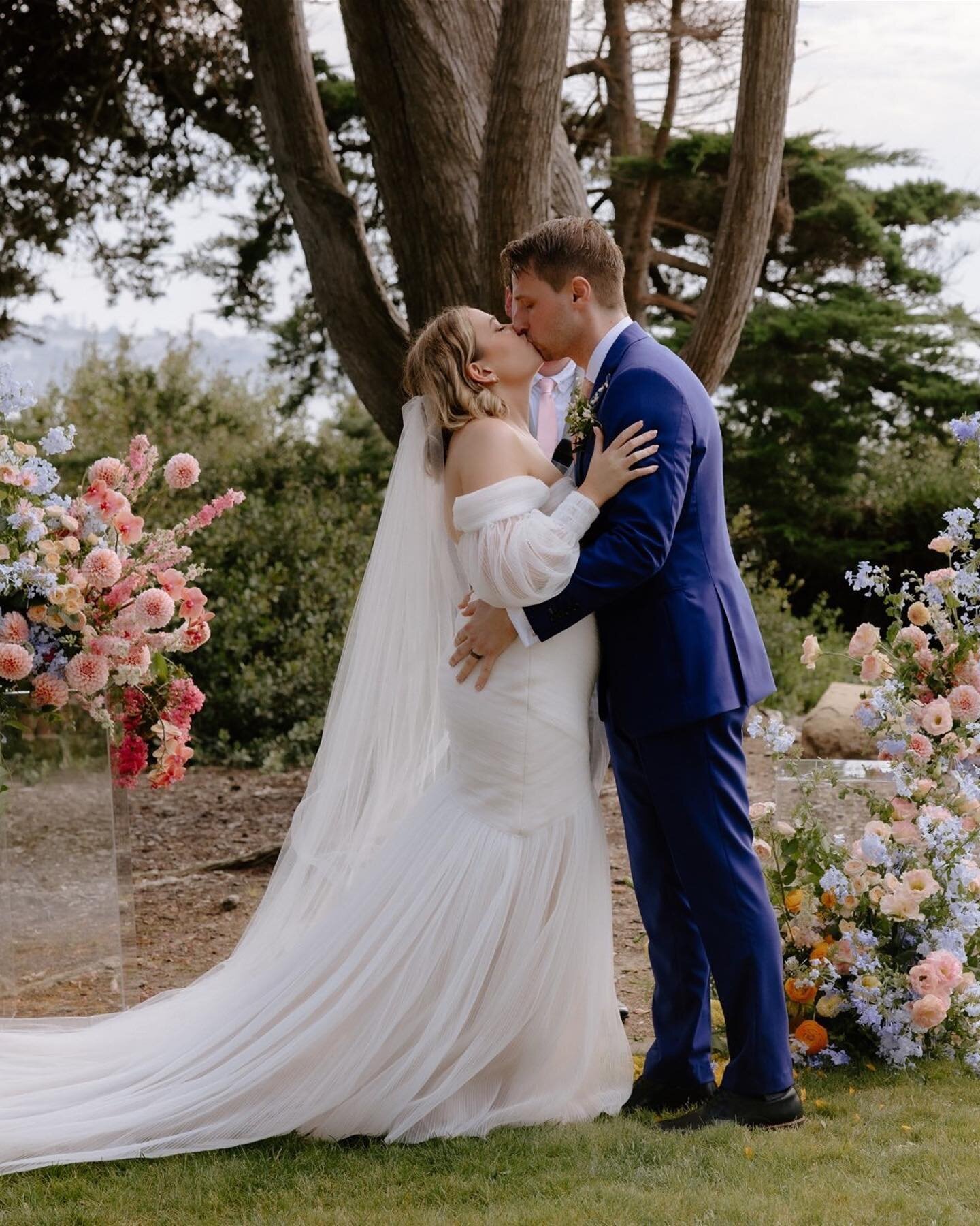 Ladies &amp; flowers &amp; all the pretty things 

_

#sandiegoweddingphotographer #sandiegowedding #springweddinginspo
#springwedding