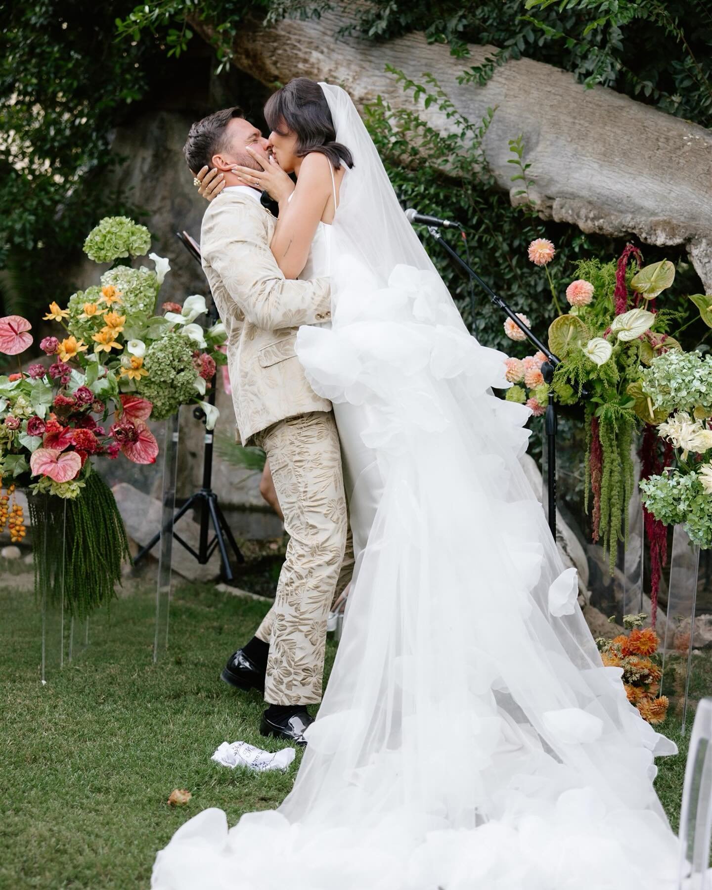 Finally getting around to sharing more from this incredible day featured on Junebug weddings earlier this week ✨

I will never get over the design, fashion, and overall vibes. D &amp; C, bravo 👏 

#palmspringswedding #palmspringsweddingphotographer 