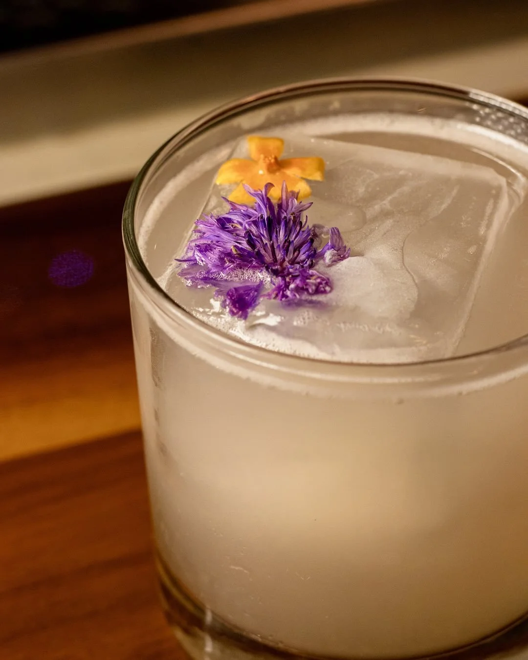 floating blossom 🪷

mandarin vodka / lillet / jasmine green tea syrup / grapefruit / lemon

#thingstodoinottawa #CharlotteOttawa #iknowcharlotte #ottawanightlife #ottawadrinks #Ottawalife #ottawaevents