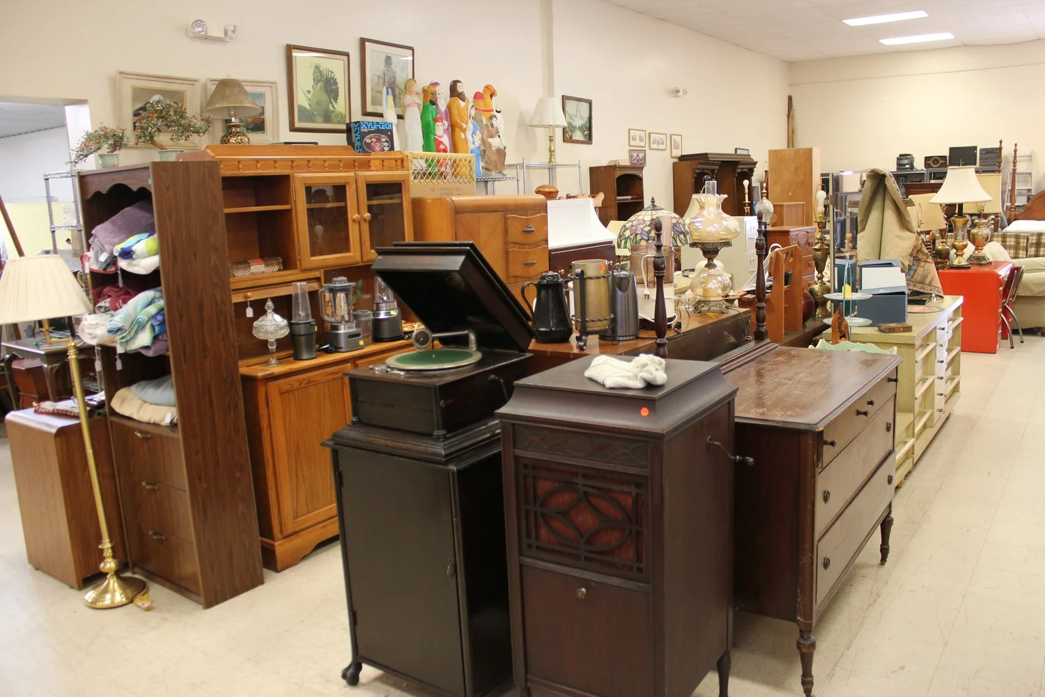 SOUTHERN ILLINOIS TREASURE HUNTERS UNCOVERS RESALE GEMS — The Greater ...