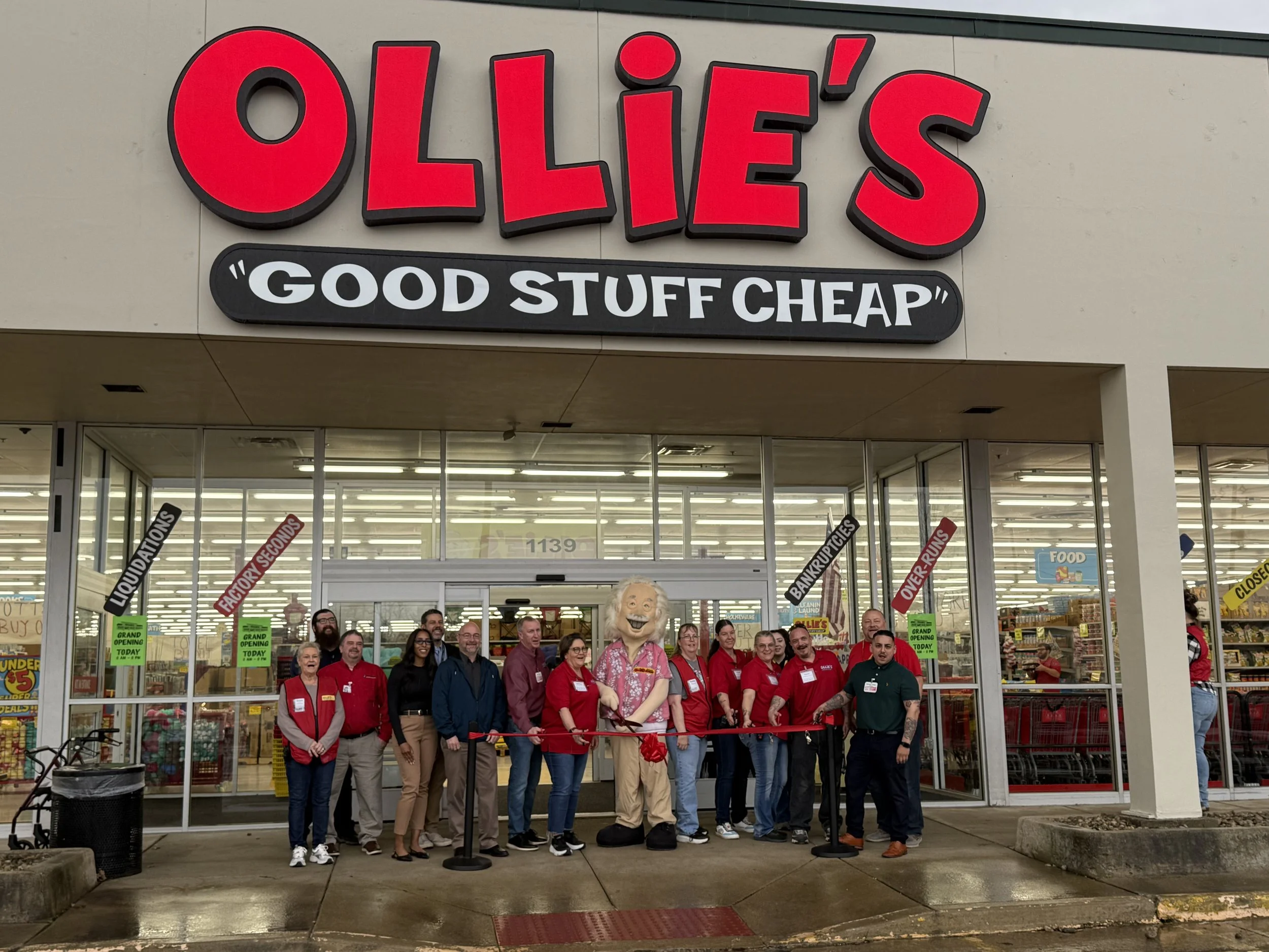 OLLIE’S BARGAIN OUTLET HOSTS RIBBON CUTING AND GRAND OPENING