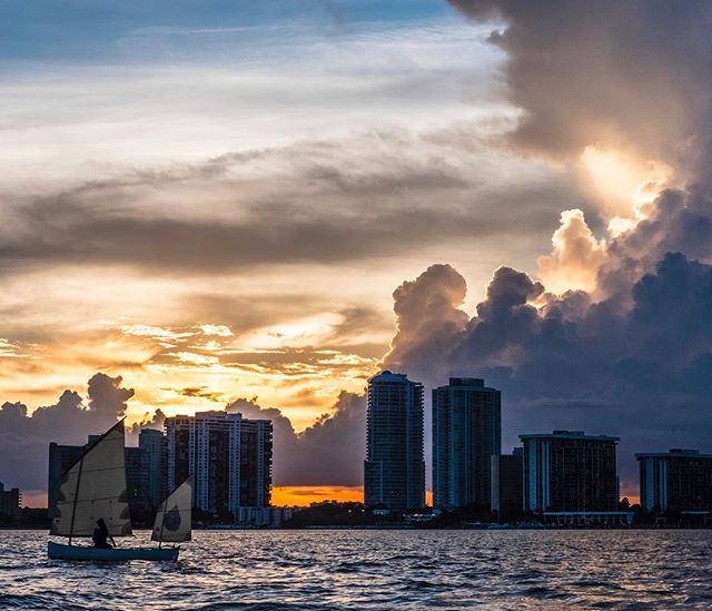 Making my way downtown
Sailing fast
Waves pass
And I'm home bound
🎤⛵️🌆