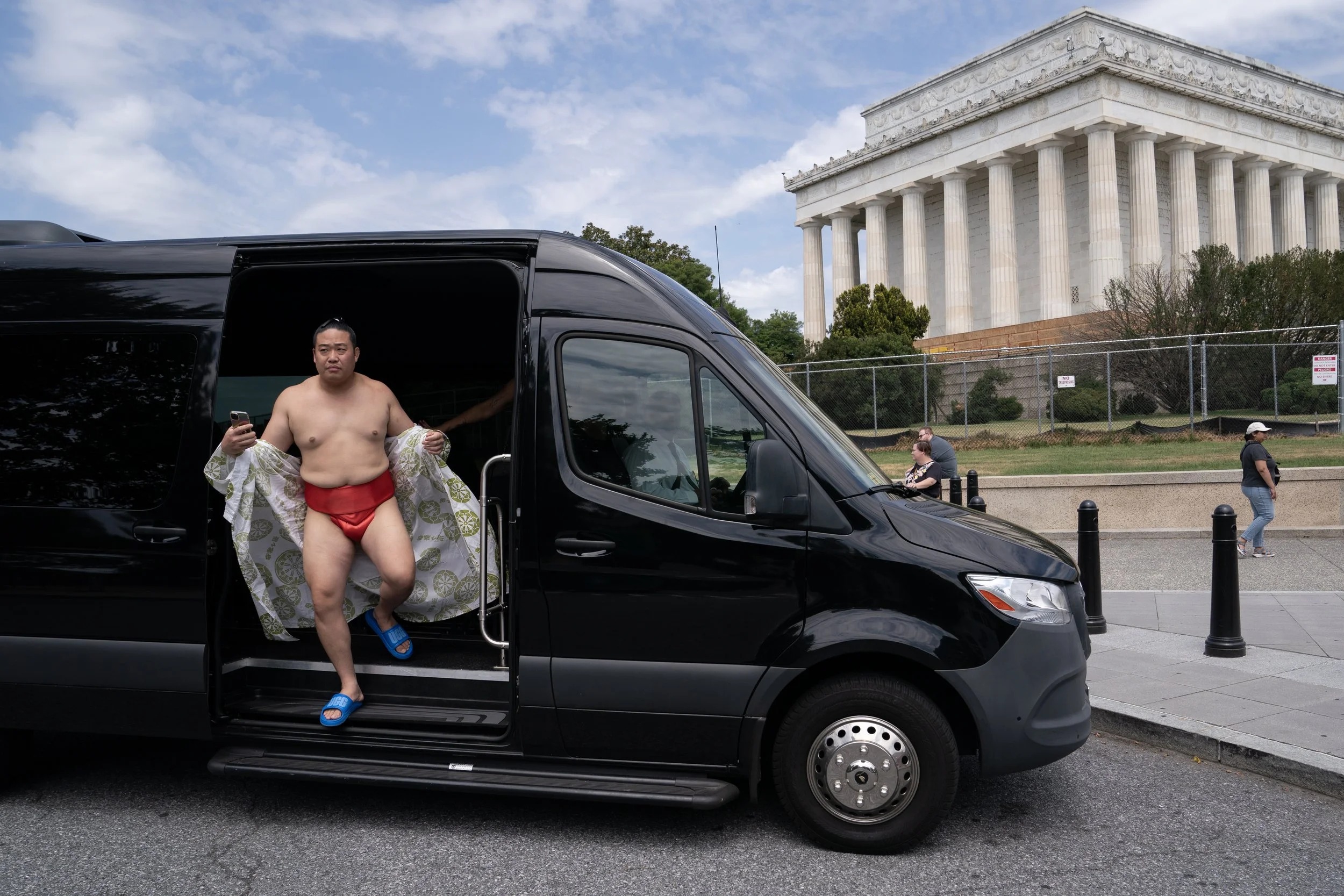  Sumo wrestler Takagenji climbs out of a van near the Lincoln Memorial during a tour of the city ahead of a Sumo and Sushi exhibition performance in Washington, U.S., June 28, 2024. 