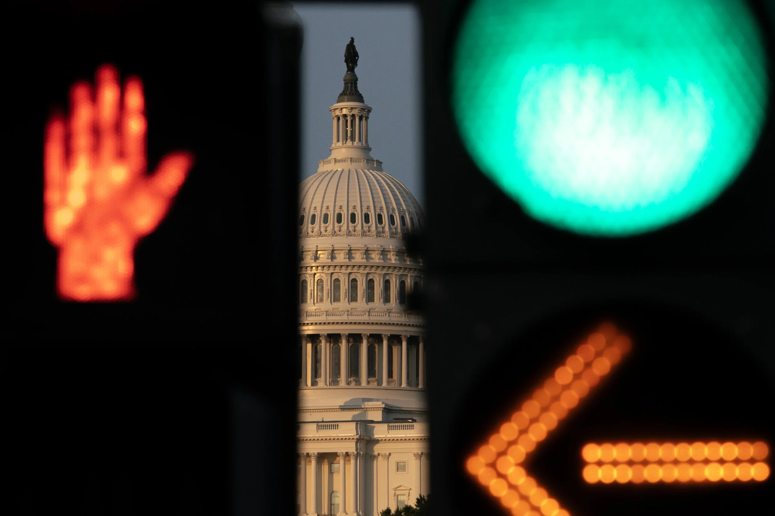  Stoplights change in front of the U.S. Capitol as Republican lawmakers struggle to pass U.S. President Donald Trump's sweeping spending and tax bill, on Capitol Hill in Washington, D.C., U.S., June 30, 2025. 