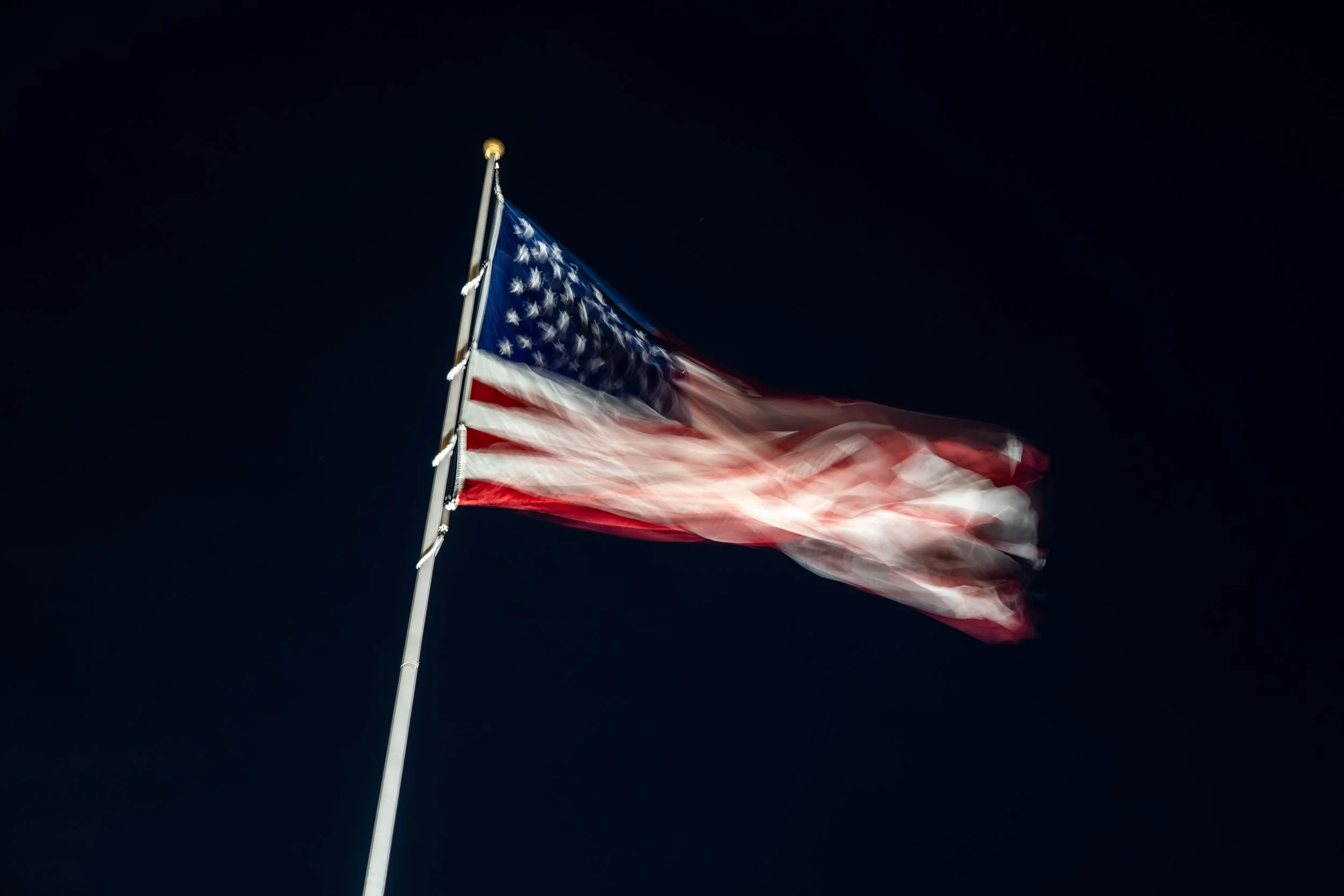  An American flag is seen on the South Lawn ahead of U.S. President Donald Trump’s arrival at the White House, after Israel and the U.S. launched strikes on Iran, in Washington, D.C., U.S., March 1, 2026.  