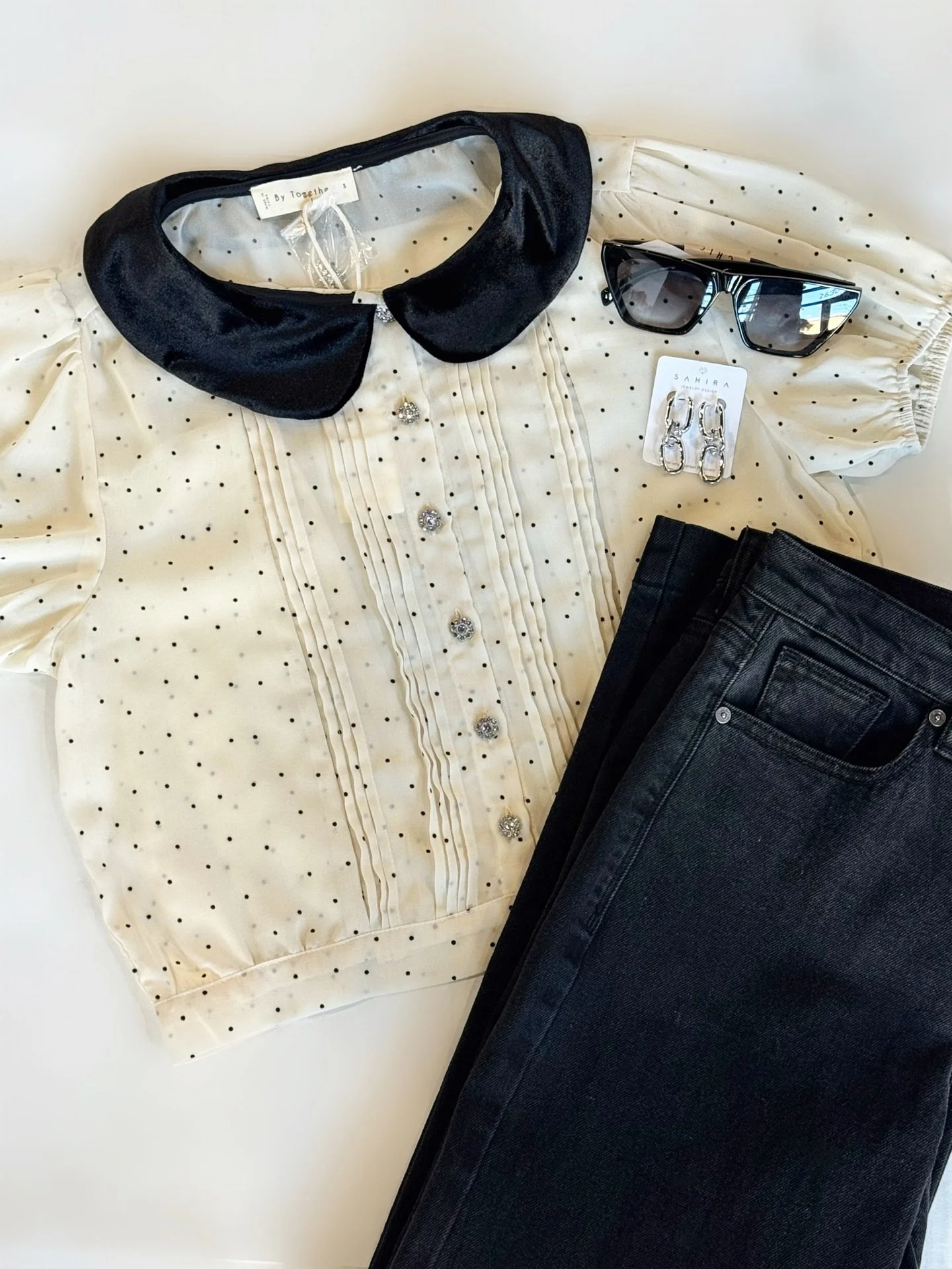 Weekend plans = shopping with us! Stop by to shop our cutest new arrivals and snag up to 50% off select styles during our early Black Friday deals! Come treat yourself! 🐝✨