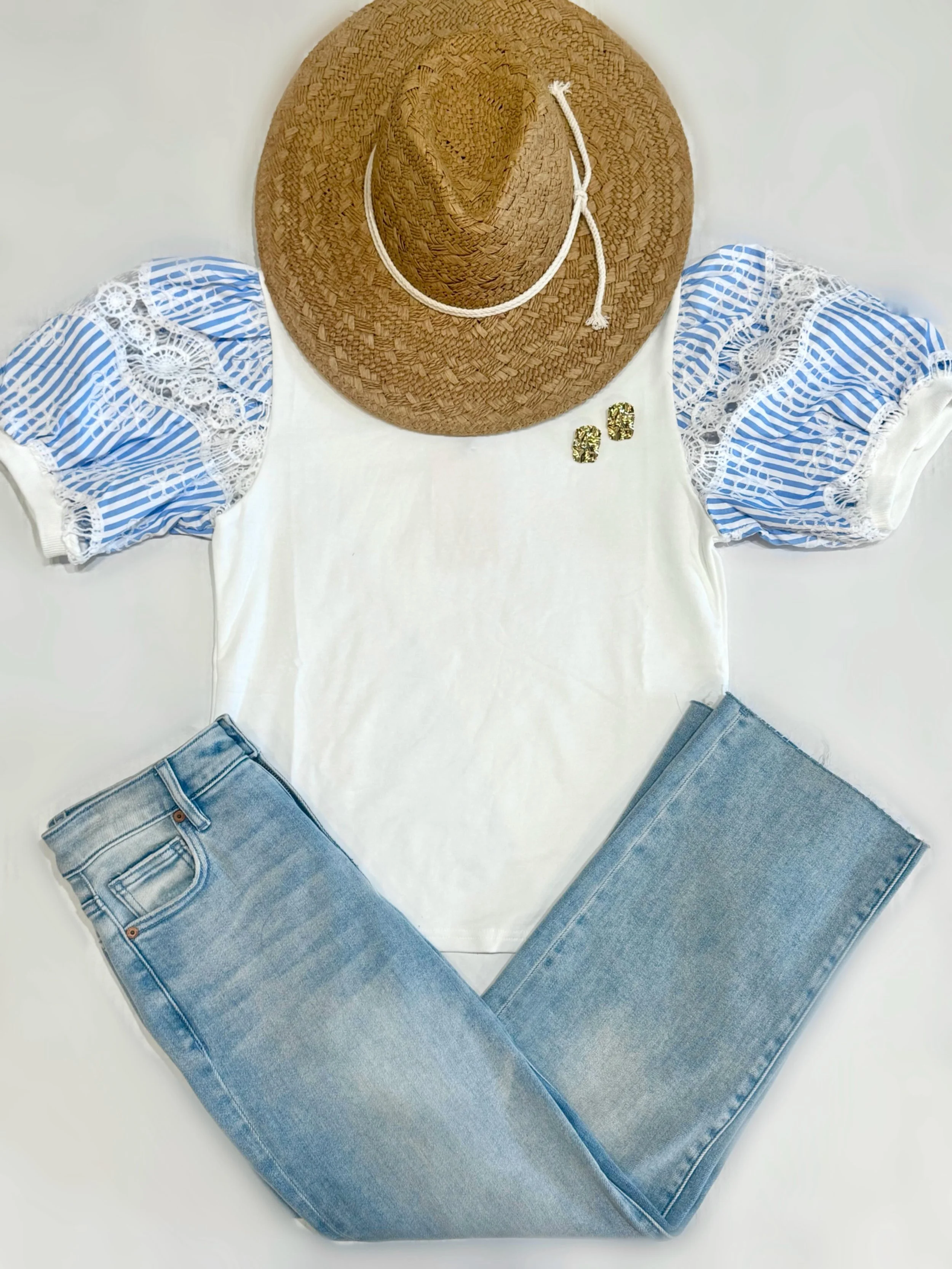 New arrivals on the floor just in time for the weekend 🌞✨ Come shop all the cuteness with us today from 11&ndash;7pm! 

#overlandpark #overlandparkks #boutiqueshopping #boutiqueflatlay #boutiqueclothes