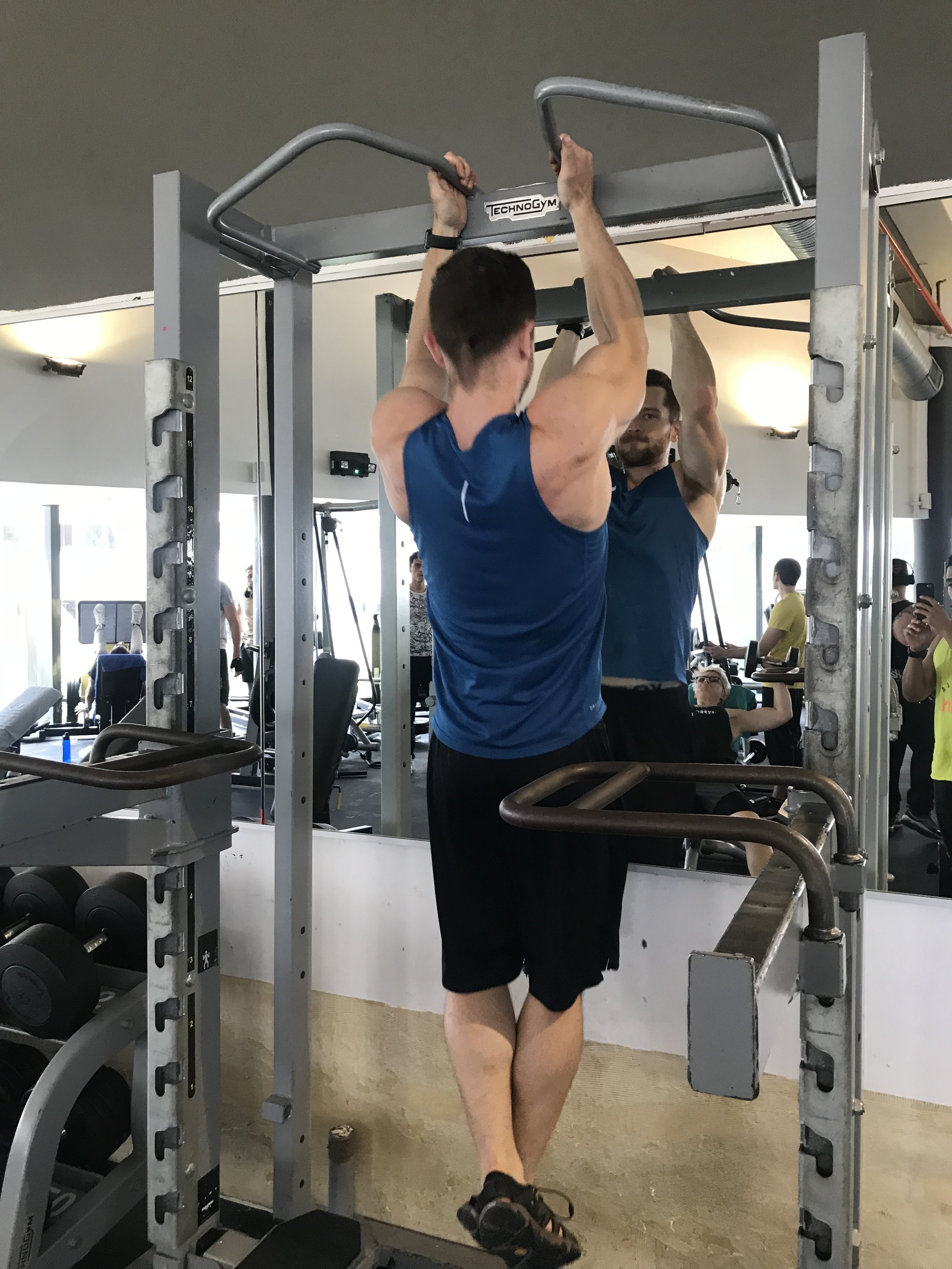 CLOSE GRIP PULL-UP