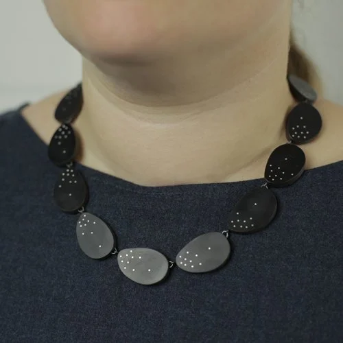 Black-necklace-4.jpg