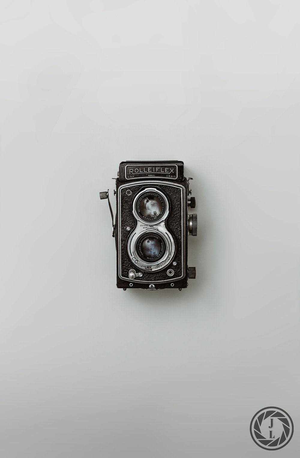  image of an old rolleiflex camera 