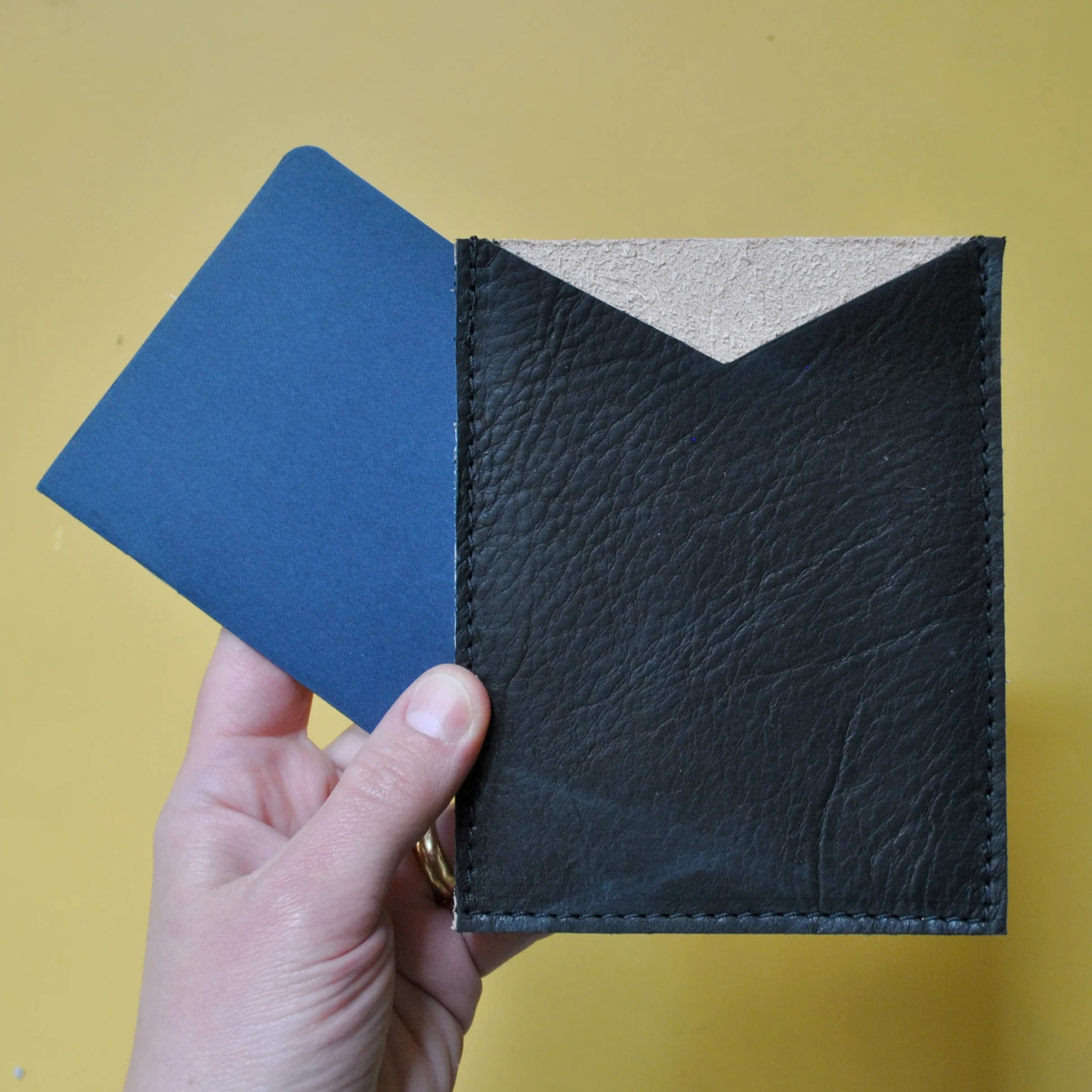 color_passvert_black_sq.jpg