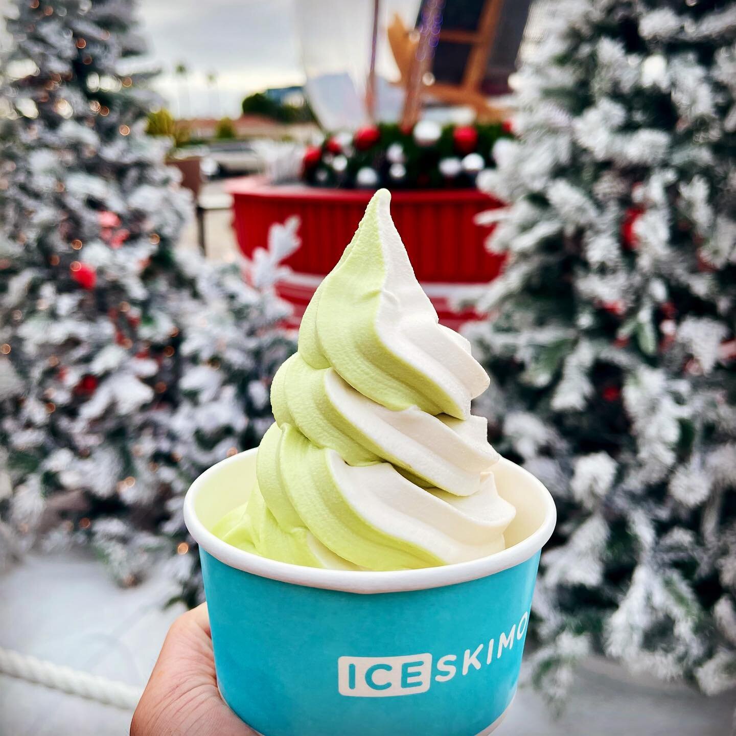 Matcha soft serve is back! (Del Mar only) Ask our talented staff to create a picture perfect Matcha Strawberry swirl 🍵🍓🍦