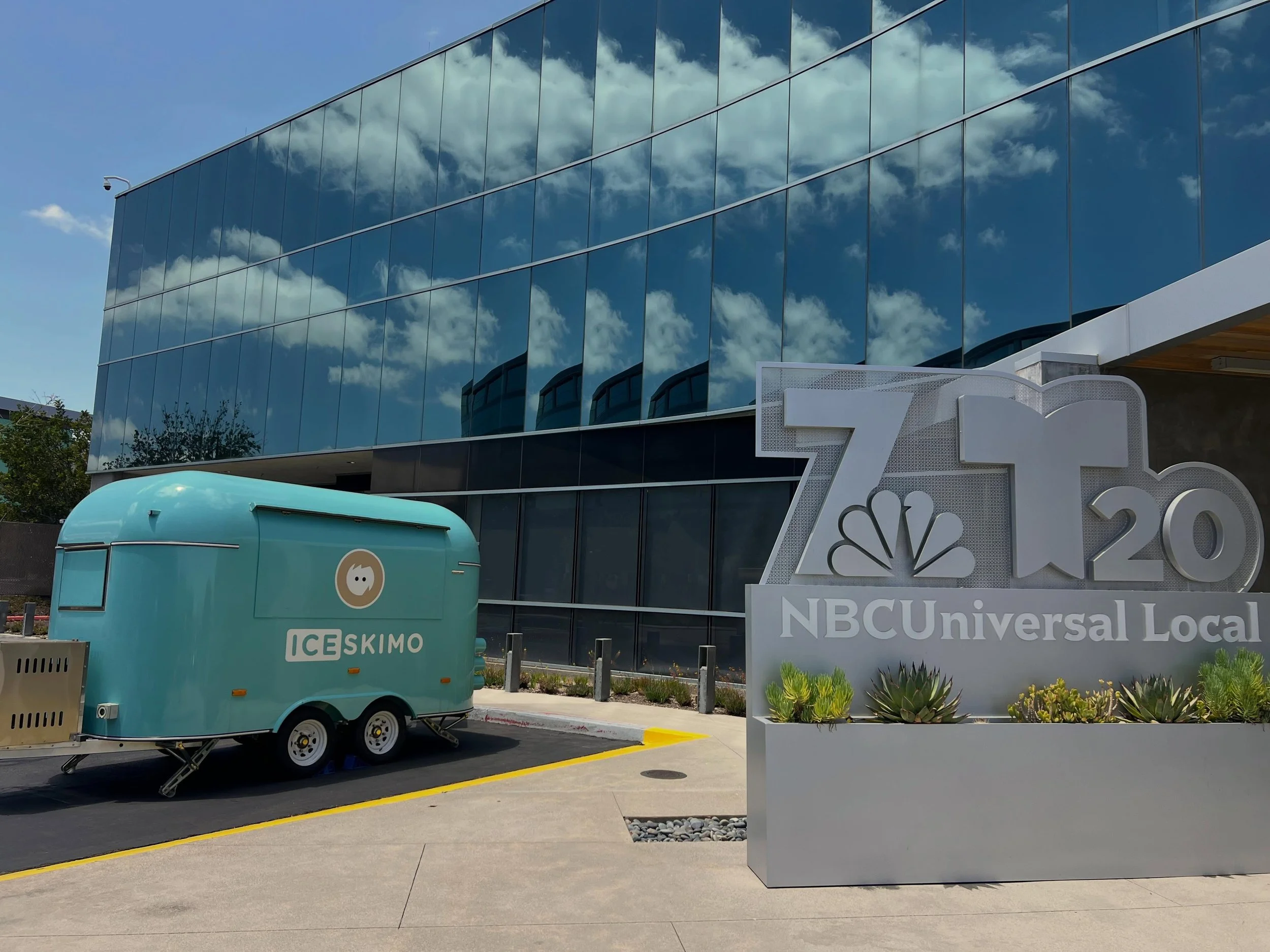 Reporting live from the NBC 7 / Telemundo lot! 🎥🎬 Nothing beats a midday Shaved Snow break. Whether you&rsquo;re Team Mango 🥭 or Team Horchata 🥛 , we&rsquo;ve got the chill you need to power through the broadcast.
