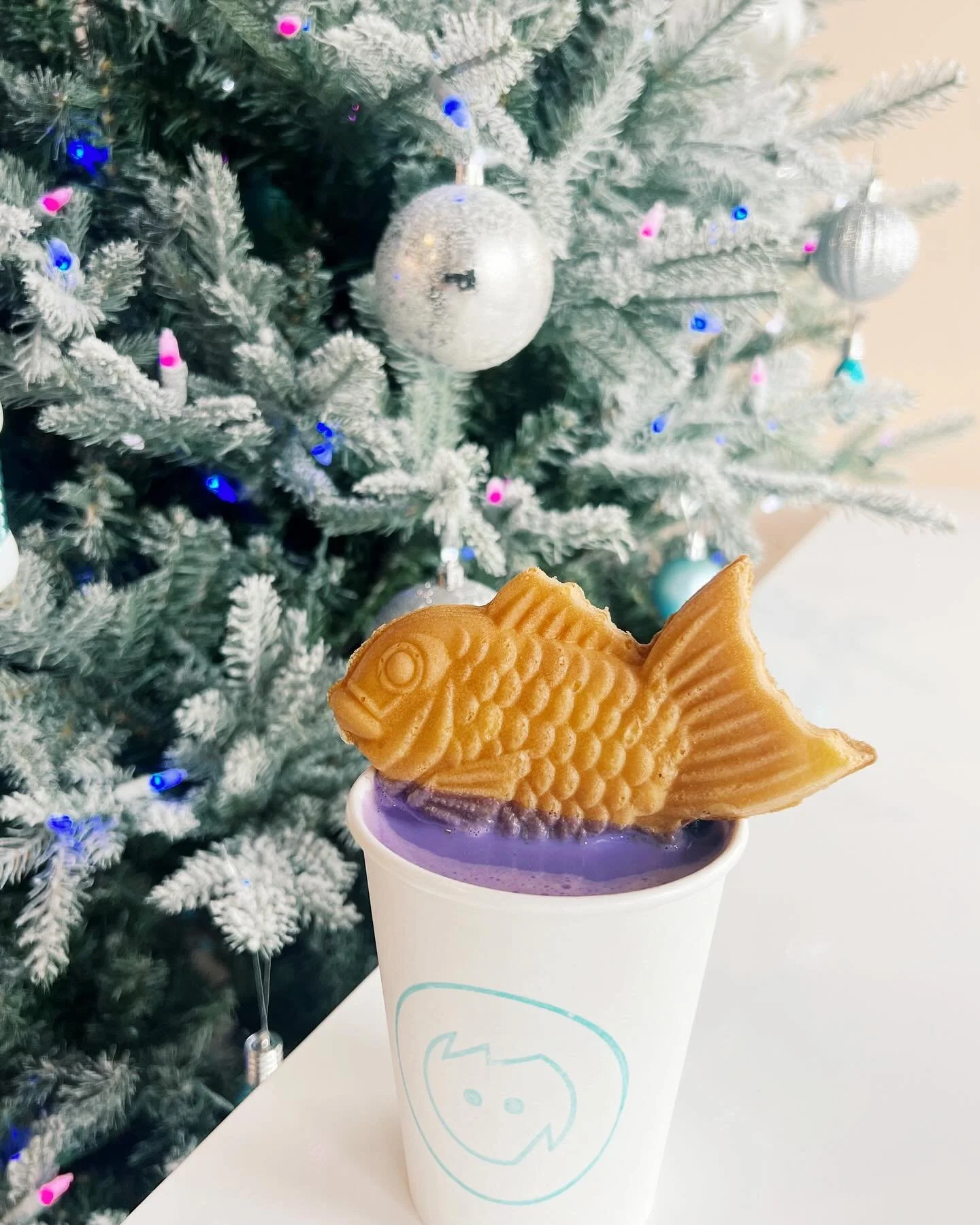 Cozy up this holiday season with some ube hot cocoa 💜☕️ and pair it with our crunchy and soft taiyaki 😋 
(Sold separately. Taiyaki only available at our Del Mar and Eastlake location)