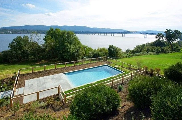 Earlier this month the NYC @makeitheady team checked out of their office and upstate for the day. Hiking, retro, sandwich wars and this breathtaking view made for a very productive retreat, indeed.
📸: @airbnb .
.
.
#teamretreat #teamoffsite #company
