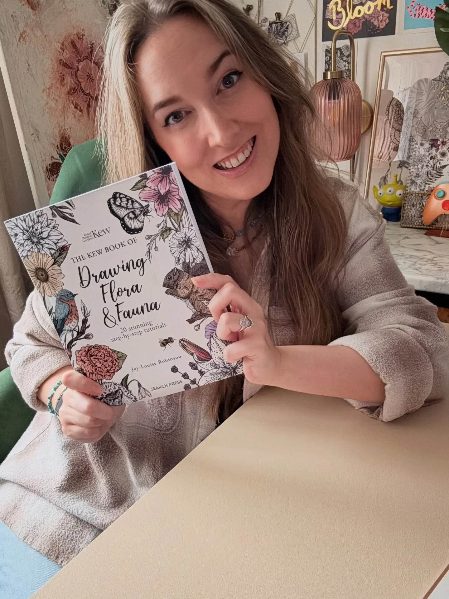 2025 - the year I became many new things, including a published author! ✨📚

Thank you to all of you who have purchased a copy of The Kew Book Of Drawing Flora &amp; Fauna, it&rsquo;s because of you all and the lovely bunch at @searchpress that it ha