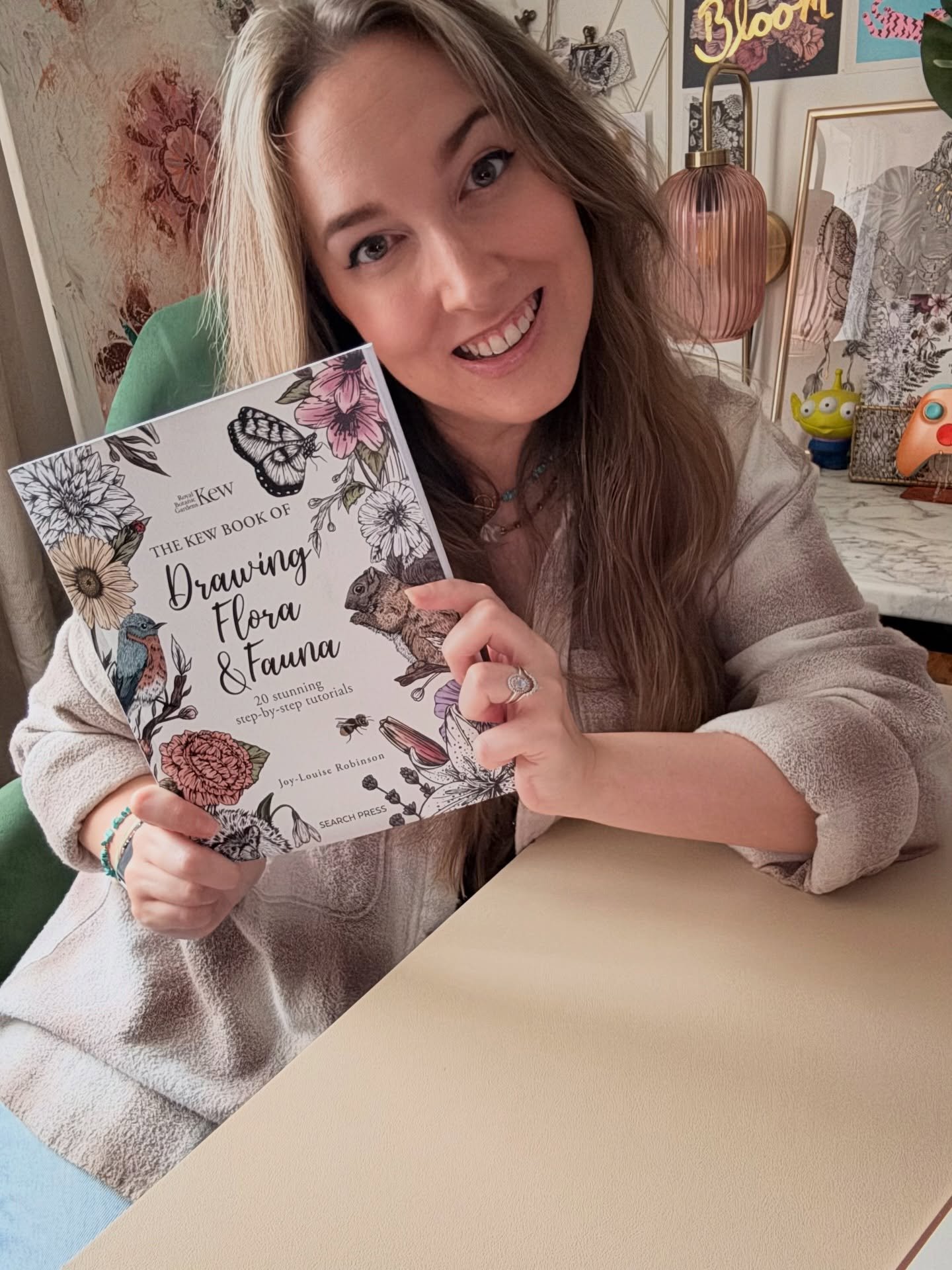 2025 - the year I became many new things, including a published author! ✨📚

Thank you to all of you who have purchased a copy of The Kew Book Of Drawing Flora &amp; Fauna, it&rsquo;s because of you all and the lovely bunch at @searchpress that it ha
