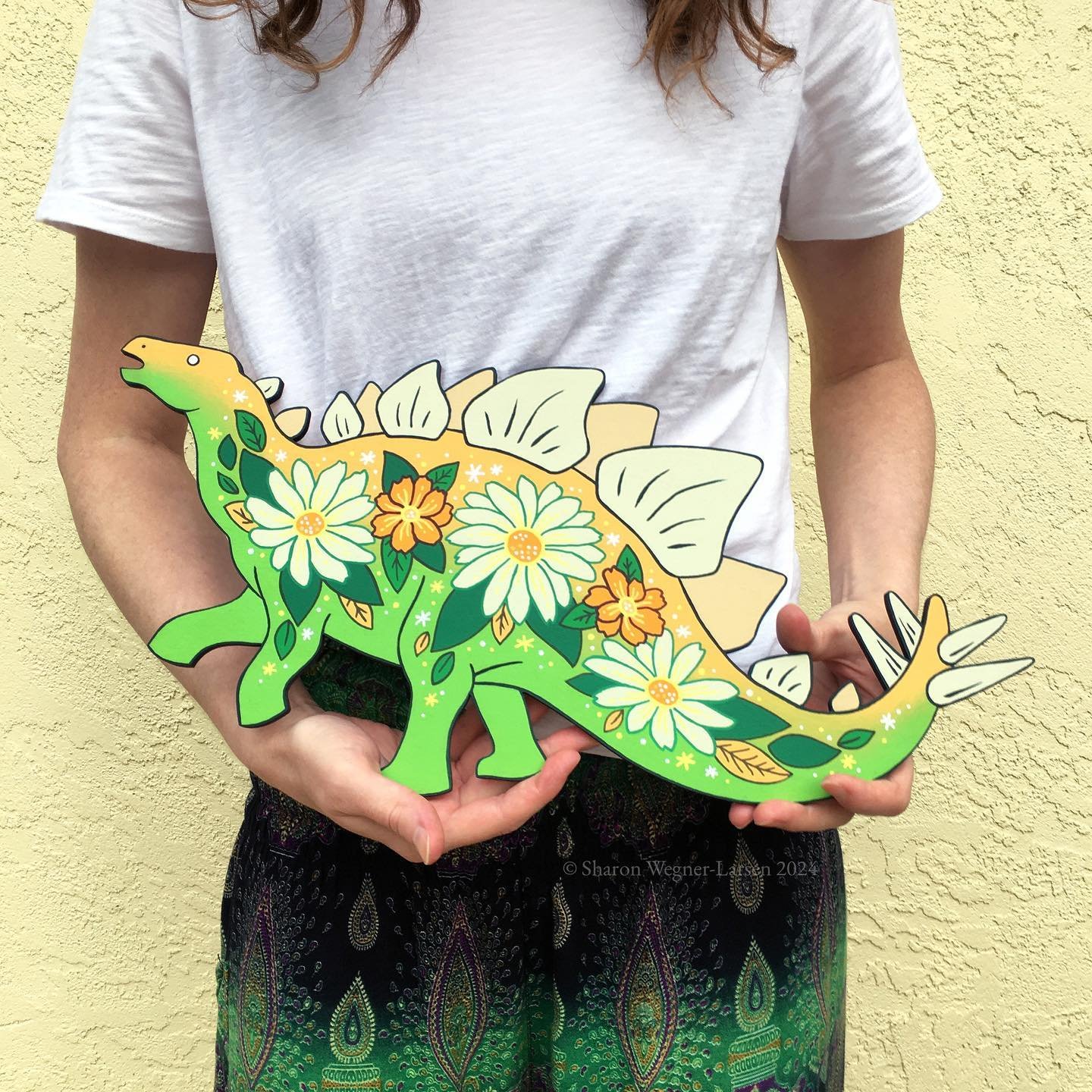 🌼 &ldquo;Daisy Cosmos Stegosaurus (Green-Yellow)&rdquo; 🌼 Stego-cut #1 | Acrylic &amp; paint markers on wood | 2024
.
It&rsquo;s been a minute since I made some creature shape wood wall hangings&mdash;this is the very first cut of my new stego shap