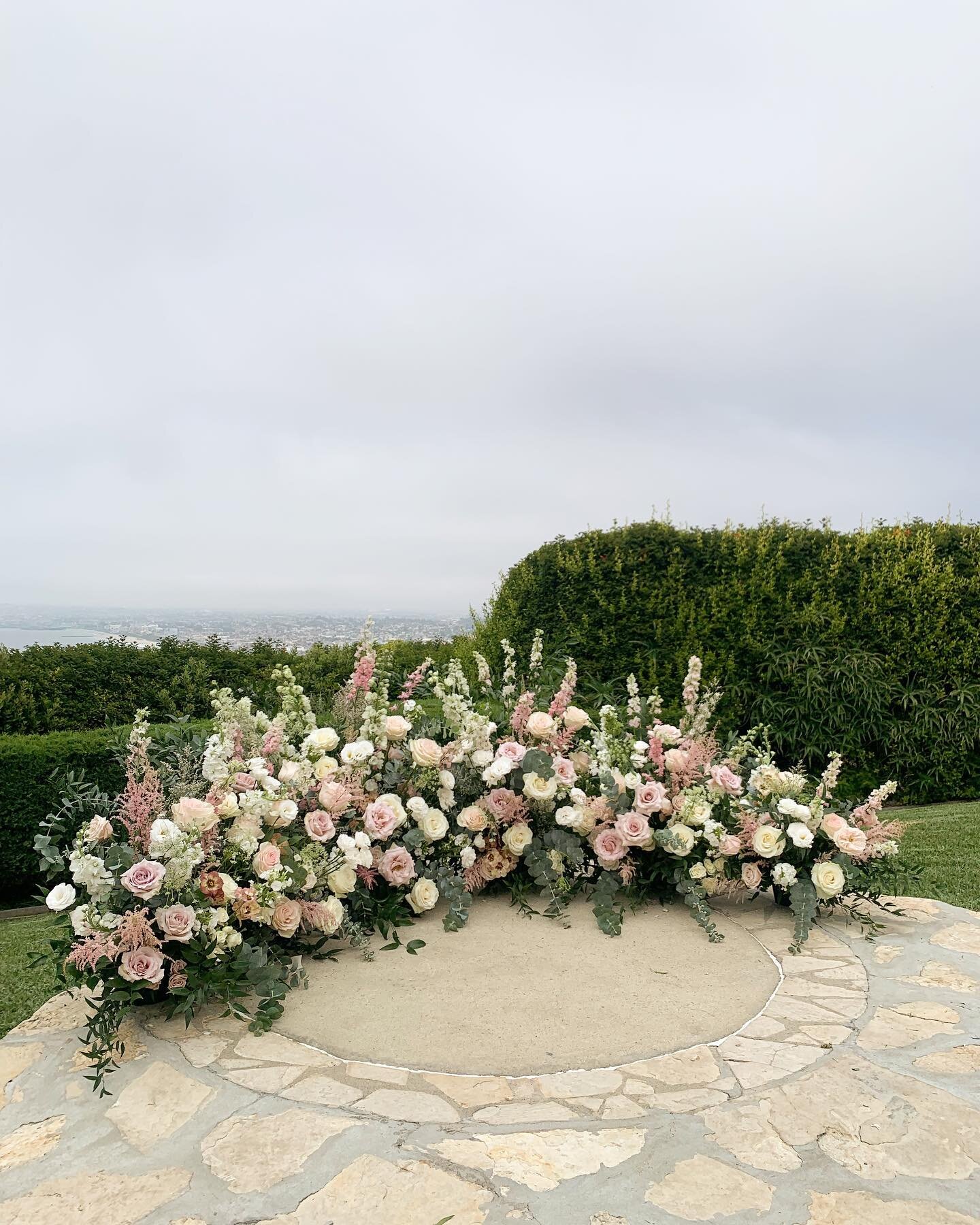 An elegant way to say I do - and not block that beautiful ocean behind you! 

Our team @nisabeesbouquets and @refinedfloral killed it with this ceremony set up! 

Venue @laventainn_pv 
Planning @brandijaneevents 
Catering @madebymegcatering 
Rentals 