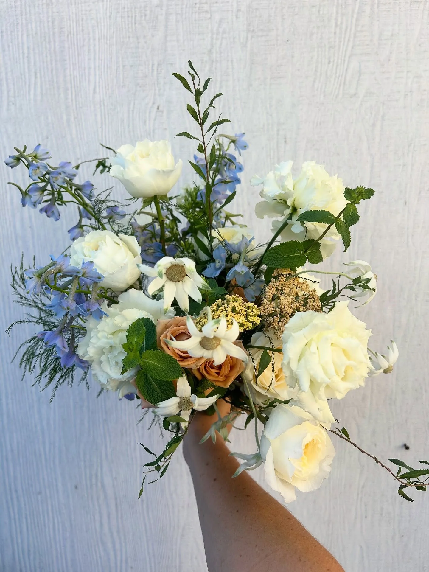 Hadn’t done a shake test for a while! Swipe to see Blair’s bouncy bouquet in action. 
Plus a cutie pocket square for her groom by @wisteriagardenfloral 
#bridalbouquet #bouquetideas #bouquetdetails #weddingbouquet #socalweddingflowers #