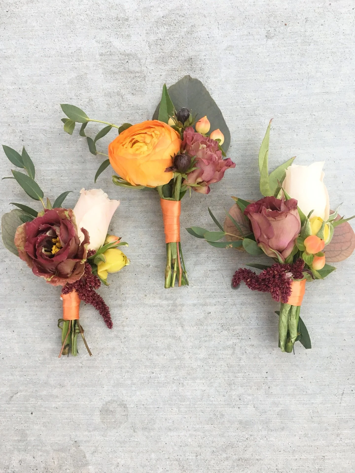 Fall boutonnières for your feed! These popped up in memories all the way back from 2017! 
Proof that @korlamob never wavered from her attention to detail. 
#fallflowers #fallweddingflowers #fallinspiredwedding #weddingboutonniere #groomsbout