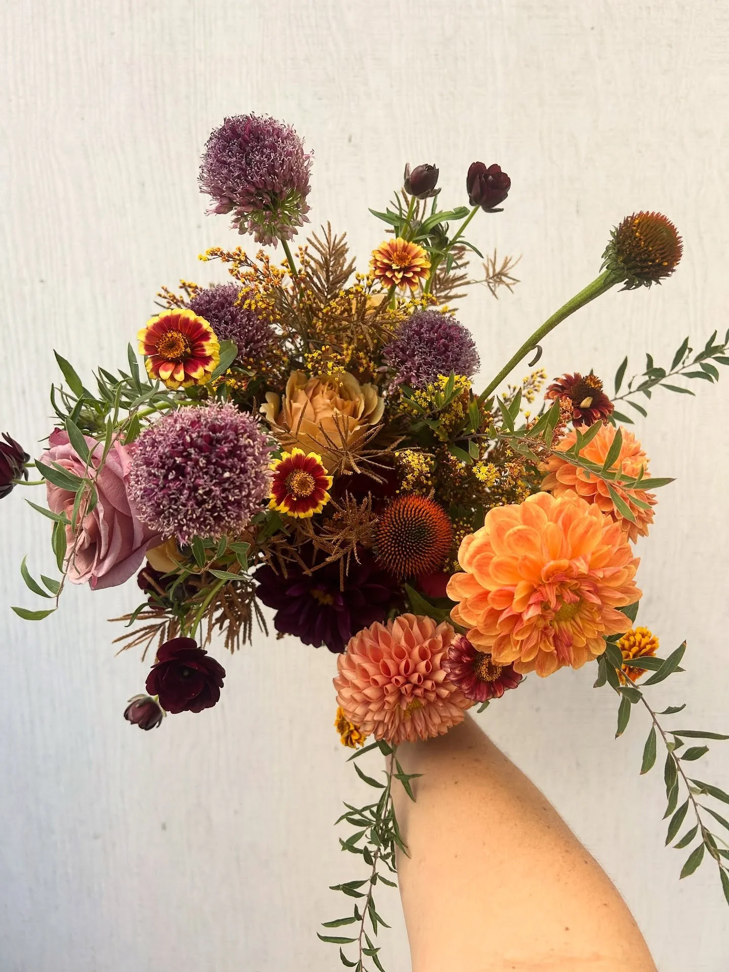 Rebecca’s vibe was all about texture, and rich warm colors. Loved working with all of her seasonal goodies! 
#bouquet #bridalbouquet #bridesflowers #bridesbouquet #allium #dahliaseason #purpleallium #alliumbouquet #bridebouquet #weddingflowers
