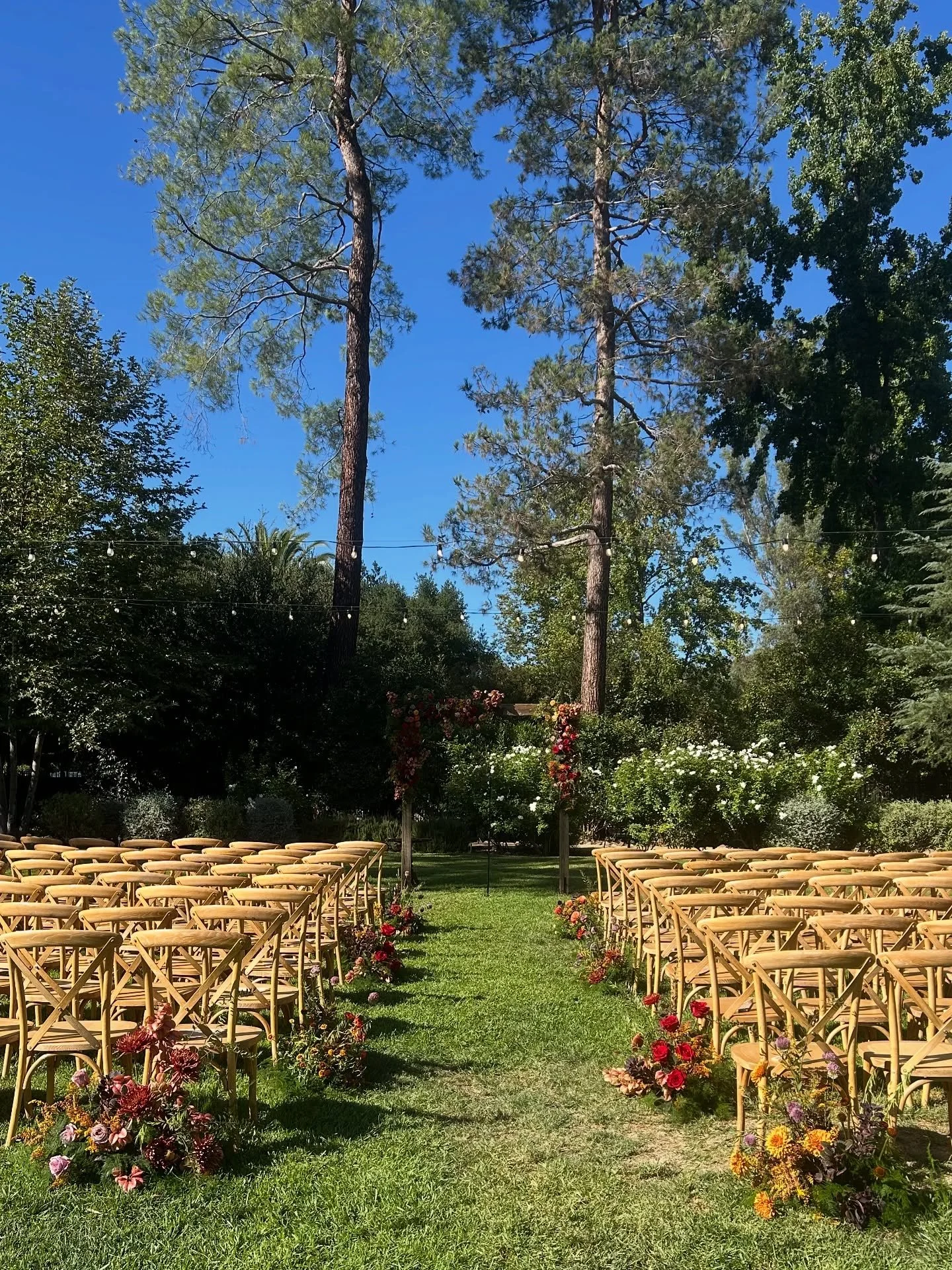 From ceremony to reception! We reused many elements from Rebecca’s ceremony for her dinner, which is something we are happy to do in most occasions! 
Their reception head table was placed in front of their ceremony arch to create a beautiful b