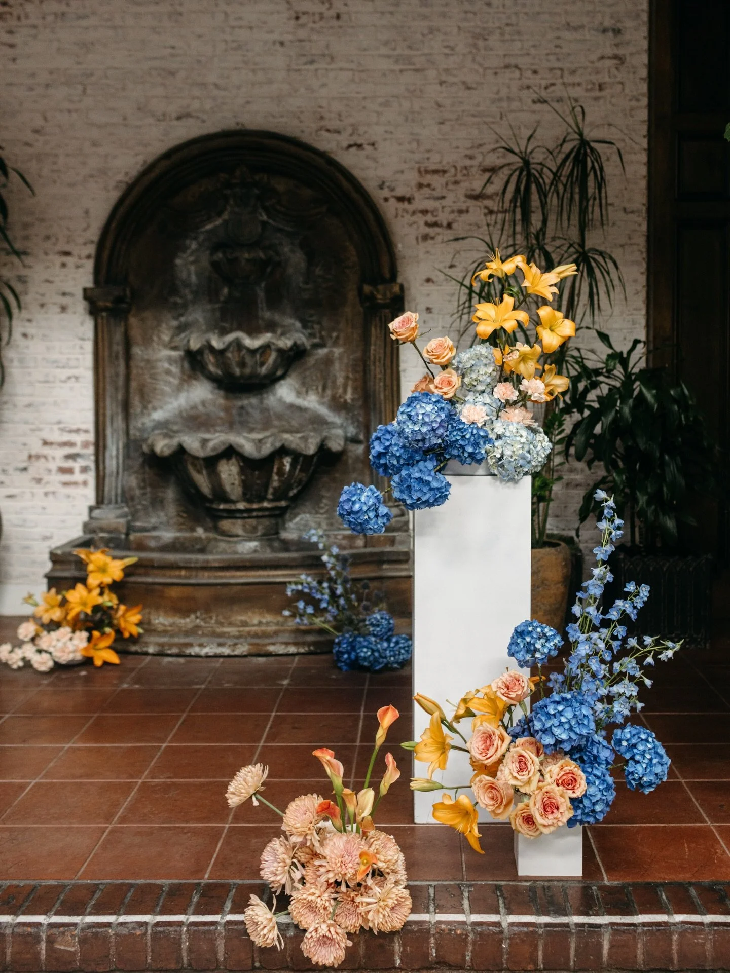 Close up shots of Audrey&rsquo;s monochrome, monofloral ceremony design. 

I&rsquo;m starting to ramp back up for the #engagementseason coming soon and will be ready for all you new couples next year! 

Planning @klinkevents 
Venue @ebelloflb 
Photog