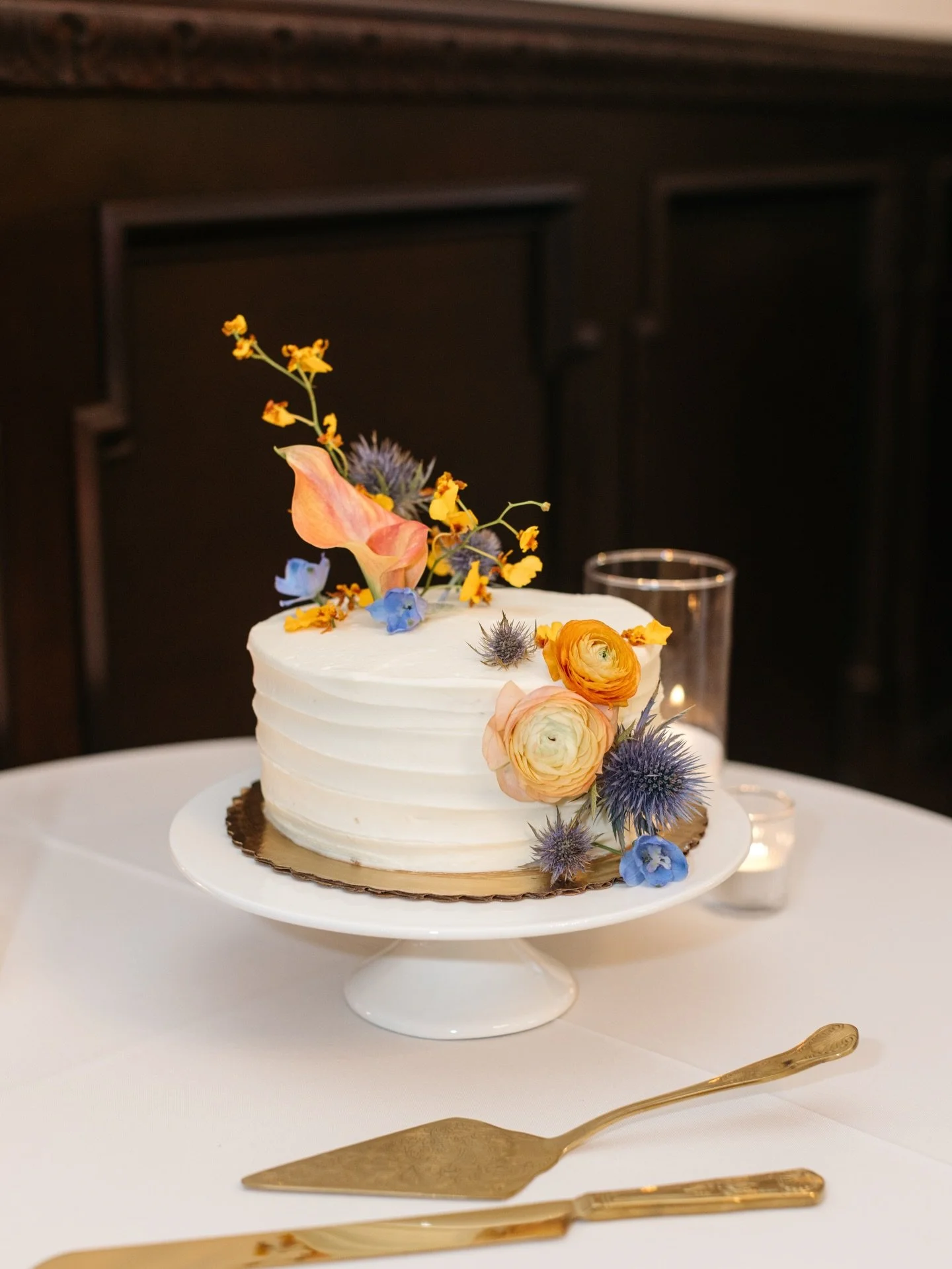 My favorite words to hear&hellip; &ldquo;can you add flowers to the cake?&rdquo;

Even the simplest pop of color on your cake can be a cohesive way of tying all elements of your wedding day together! 

Planning @klinkevents 
Photos @amariproductions 