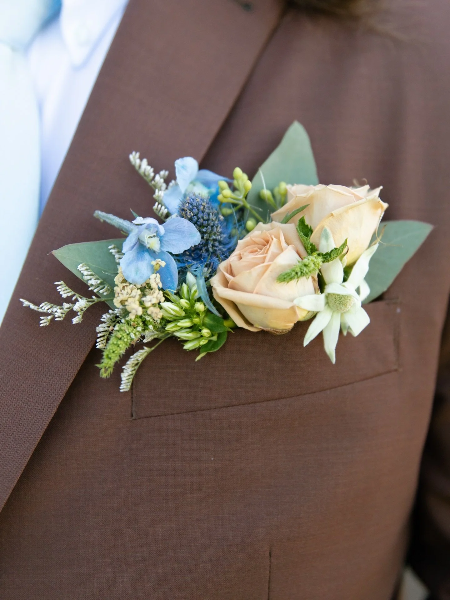 I hope pocket square boutonni&egrave;res stay around for a long time! This one was especially beautiful by @wisteriagardenfloral and captured by @marlieshartmann 

#pocketsquareboutonniere #boutonnieres #groomsflowers #groomsbout #browngroomsuit