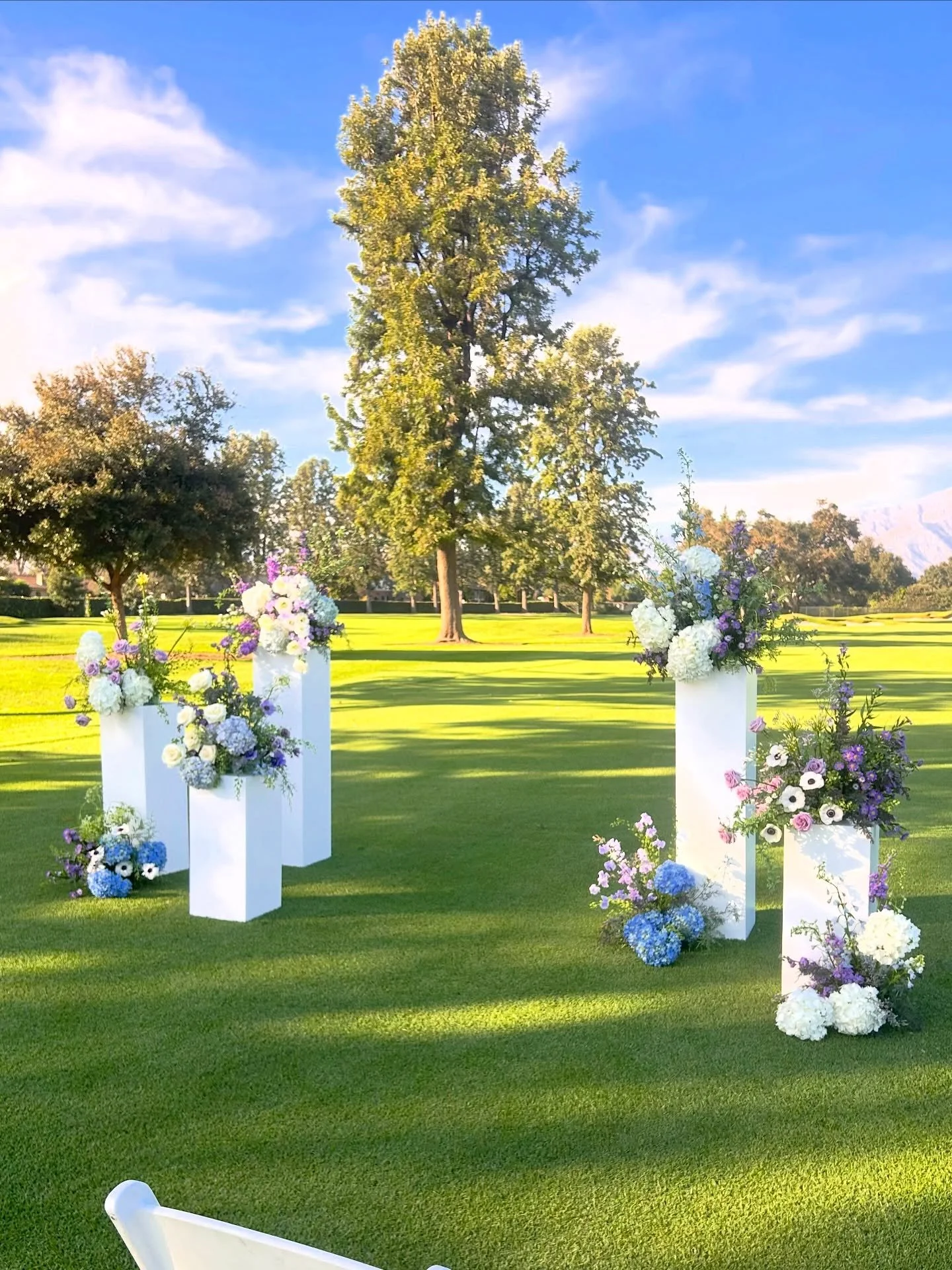 To say that Tiffany + Matt were appreciative is an understatement. 

They were sooo kind and thankful! Such a great reminder of why we do this. 

Assistant @nisabeesbouquets 
Coordination @crystalrose.events 
Venue @sangabrielcountryclub 
Photography
