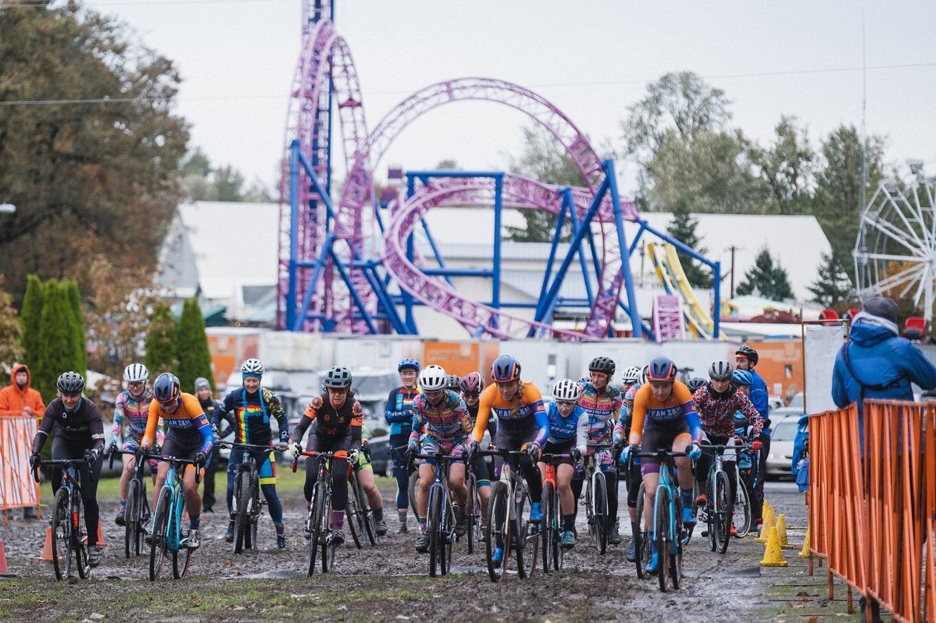 This last weekend was the third annual @bridgecitycx, a double-header weekend that has quickly captured the hearts and imagination of the OBRA and greater Portland community. An event meant to invite and include everyone into its event space, racer o