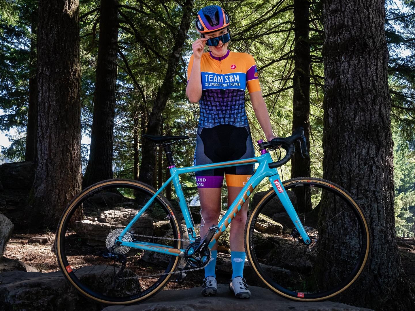 😉😉😉 @sophenberger is set to rip the &lsquo;22 Women&rsquo;s Singlespeed National Championships today at 2:30pm EST! Catch it live on @flobikes!! ⚙️🔥 
📸: @dcmediahaus 
#teamsandmcx #workingclasscyclocross #doitthehardway #sscx