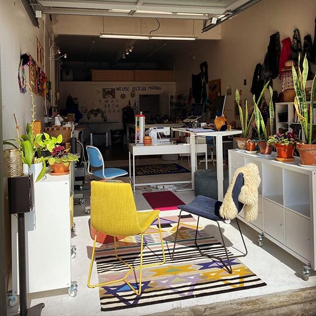 Thinking about a sunny day in my studio when life felt a bit simpler. Wishing everyone health and well being today 💛💚💛
#studiovibes #memories #artistlife #stayinginside #beautifulspaces #digitalinvitation #sausalito #bayareaartists #stillworking #