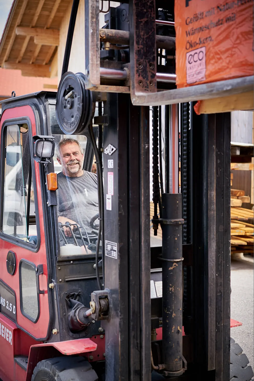 rolf-bau-handwerker-holz-bagger.jpg