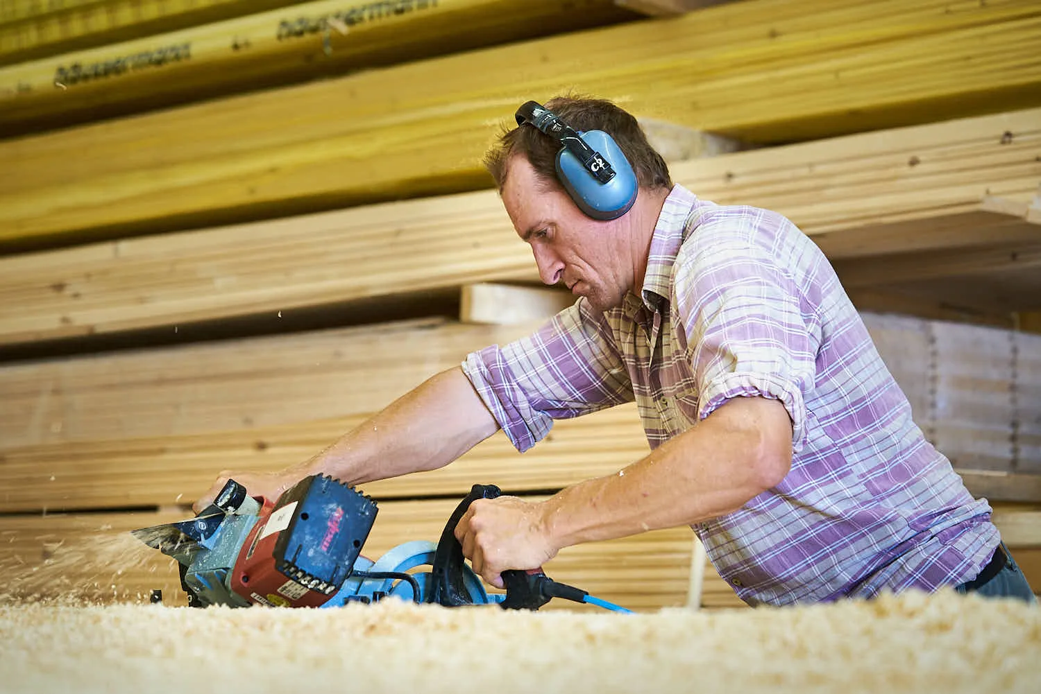 rolf-bau-handwerker-holz-schneiden.jpg