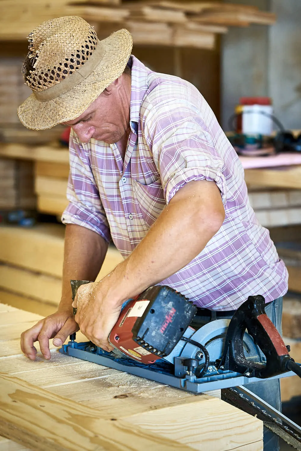 rolf-bau-handwerker-maurer-holz.jpg