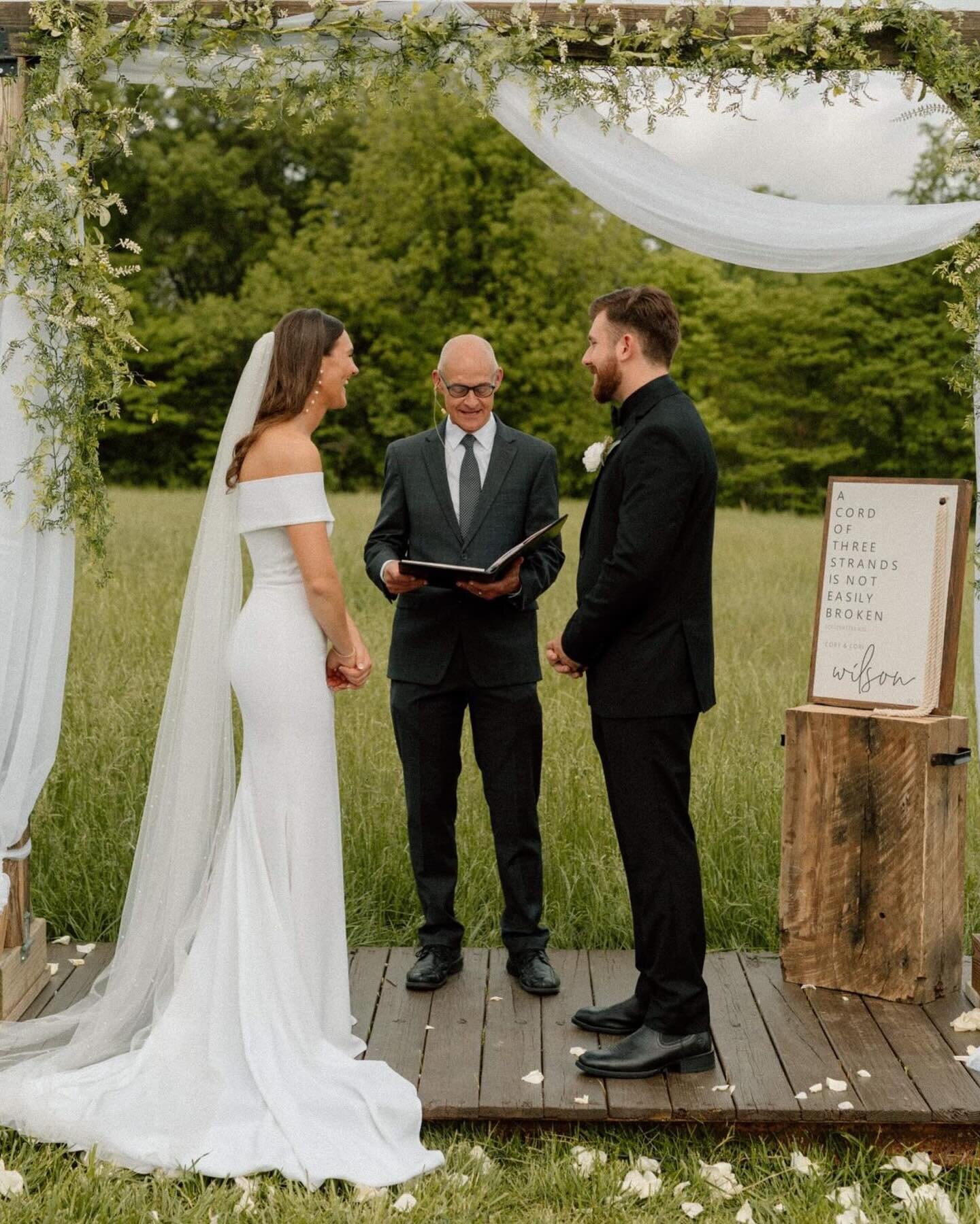 So, you want to have an outdoor ceremony&hellip;

Let me start this off by saying I&rsquo;m a ✨big fan✨ of outdoor ceremonies! Love &amp; nature, name a better combination.

But dealing with the natural elements can sometimes make things a little mor