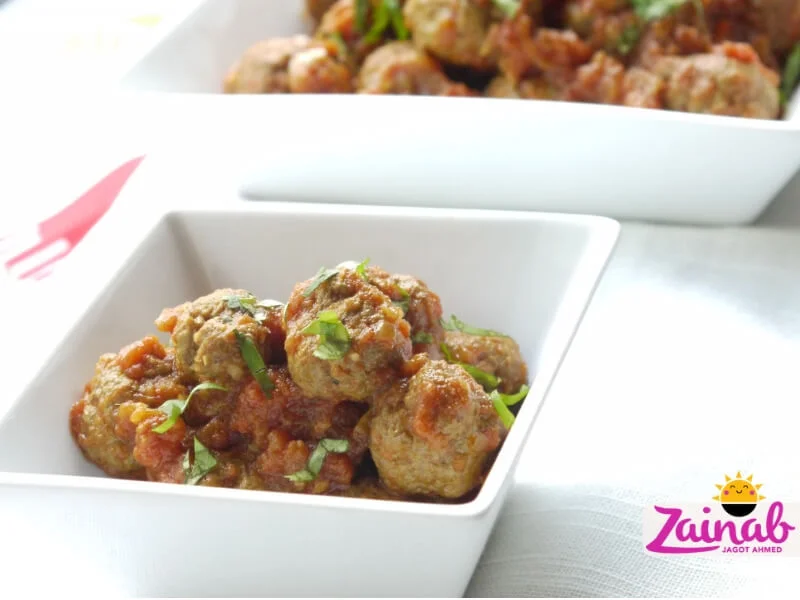 Baby led weaning curry recipe. Kofta (meatball) curry recipe, family meal, lamb kofta, chicken kofta, beef kofta. Baby led weaning idea. From Easy Indian Supermeals cookbook.