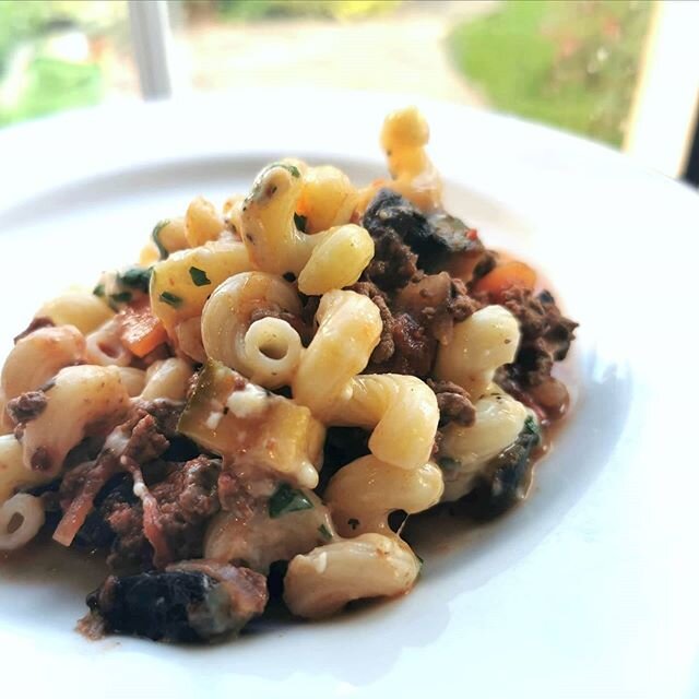 NEW RECIPE - HEALTHY MAC 'N' CHEESE BOLOGNAISE! ⠀⠀⠀⠀⠀⠀⠀⠀⠀
I like to call this my BIG BUCKET midweek meal because it's deep, huge and usually keeps us going for a couple of days - perfect for Monday, and being back at work! This is one of A's favourit