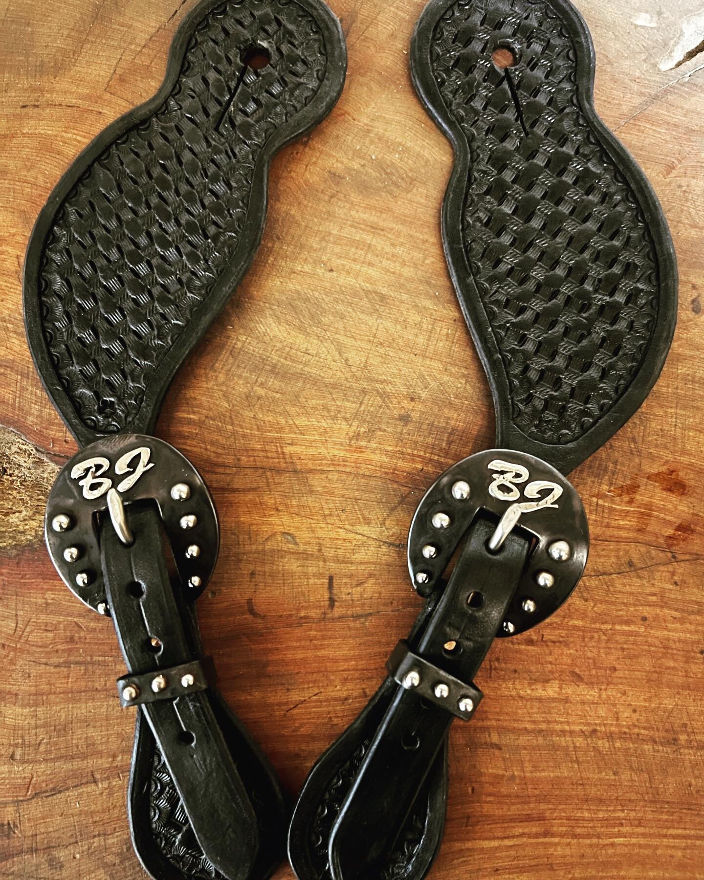 Spur straps &amp; buckles for all different styles 😍

#tmbitsandspurs #bits #spurs #custombits #custom #handmade #rodeo #horsetraining #roping #barrelracing #tack #calfroping #tiedownroping #breakaway #teamroping #snafflebit #ropingbit #shank #port 
